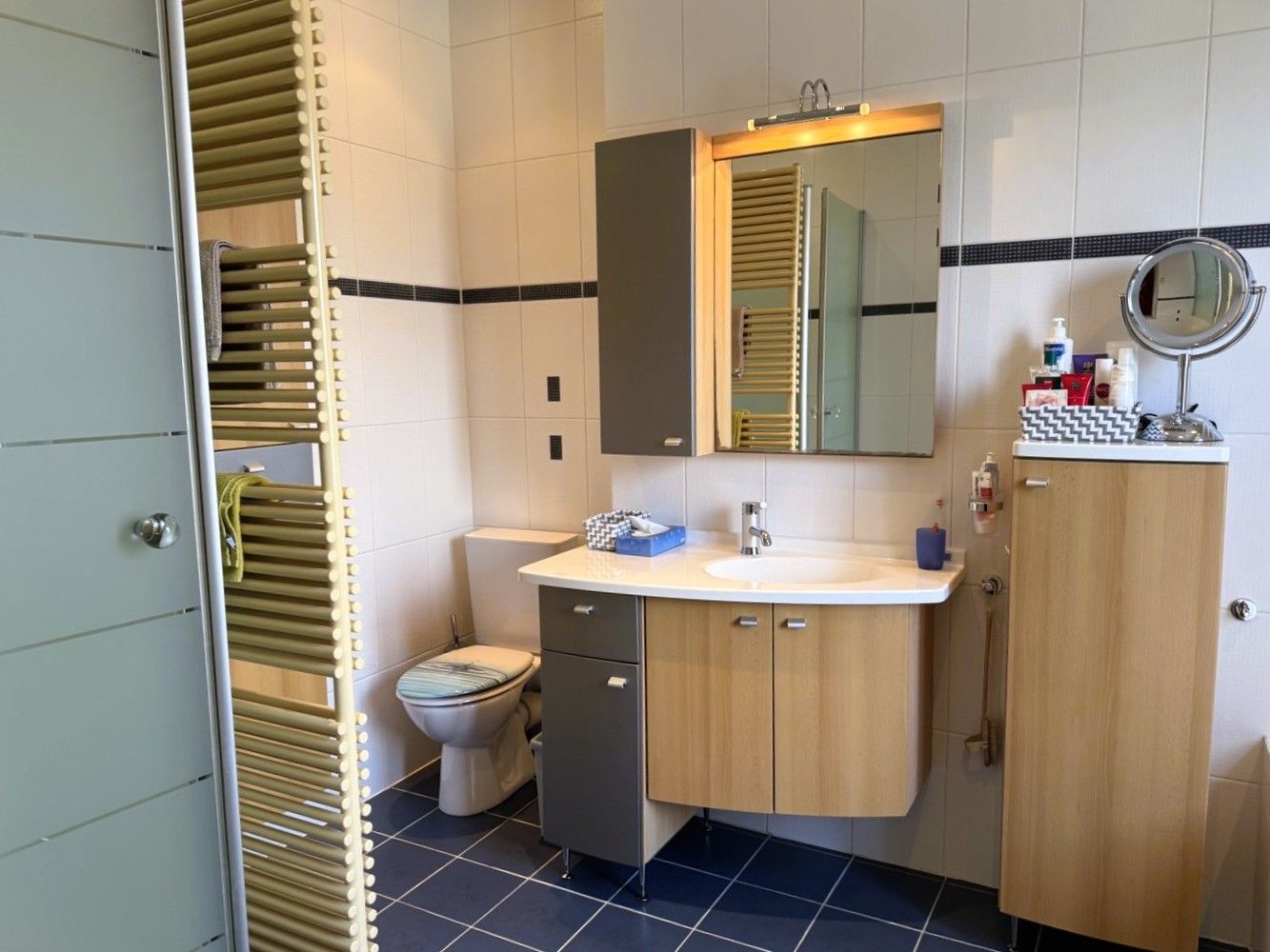 Verrassend ruime woning met achteringang met privéparkeerplaatsen foto 20
