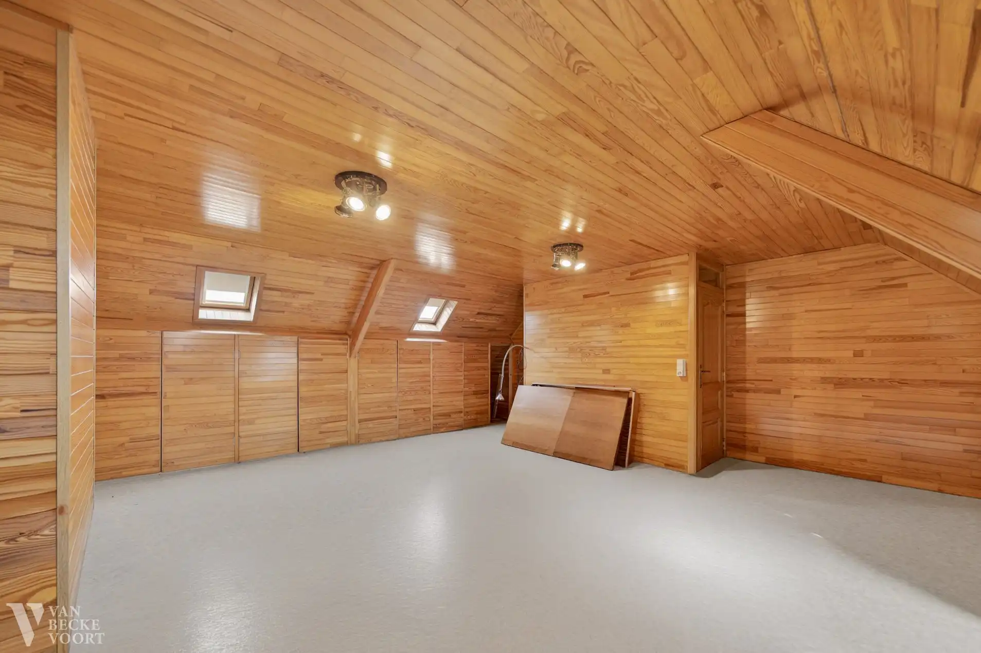 Te renoveren bel-etagewoning met garage foto 13