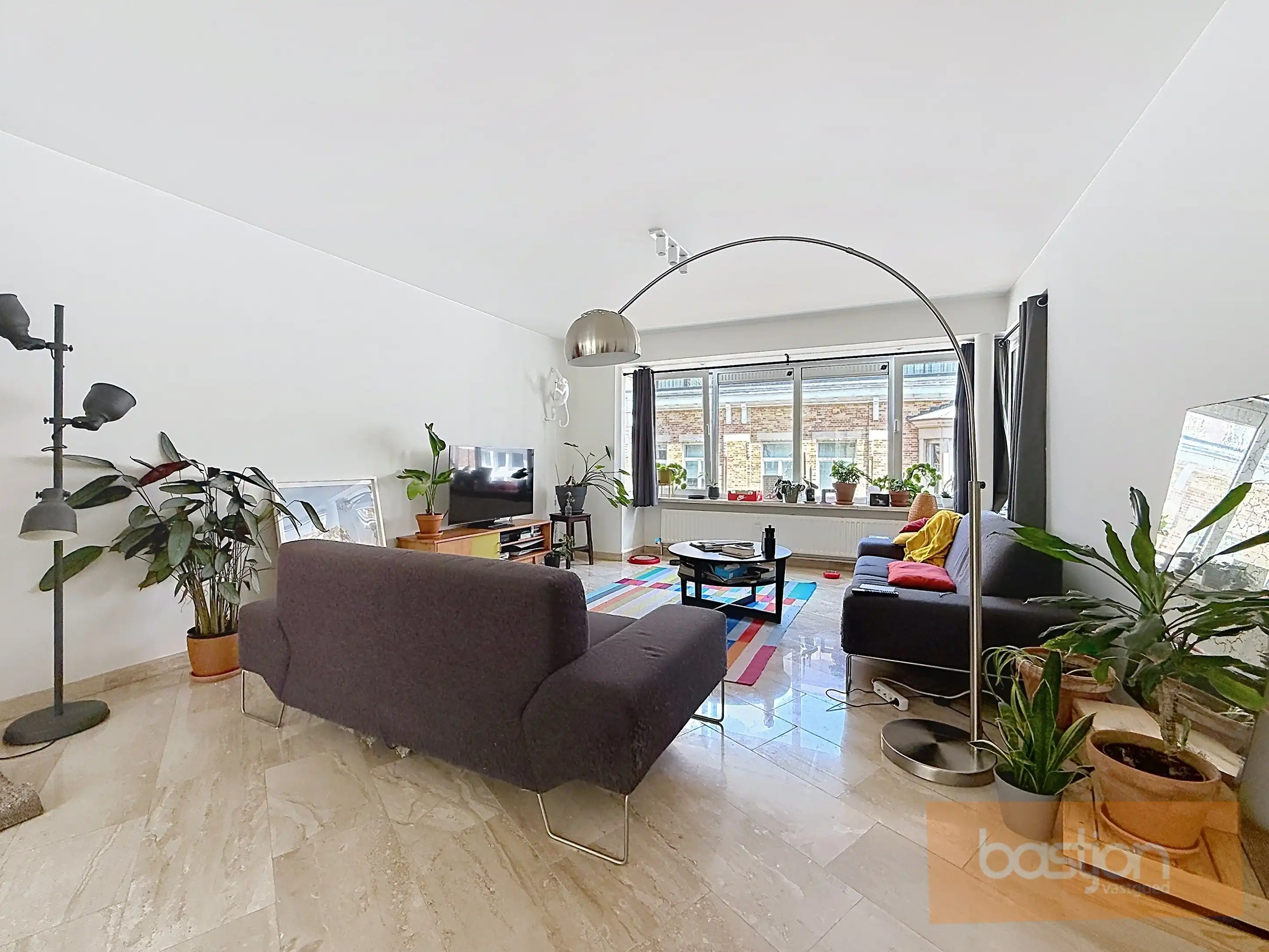 Centraal gelegen ruim appartement met 3 slaapkamers en garage. foto 4
