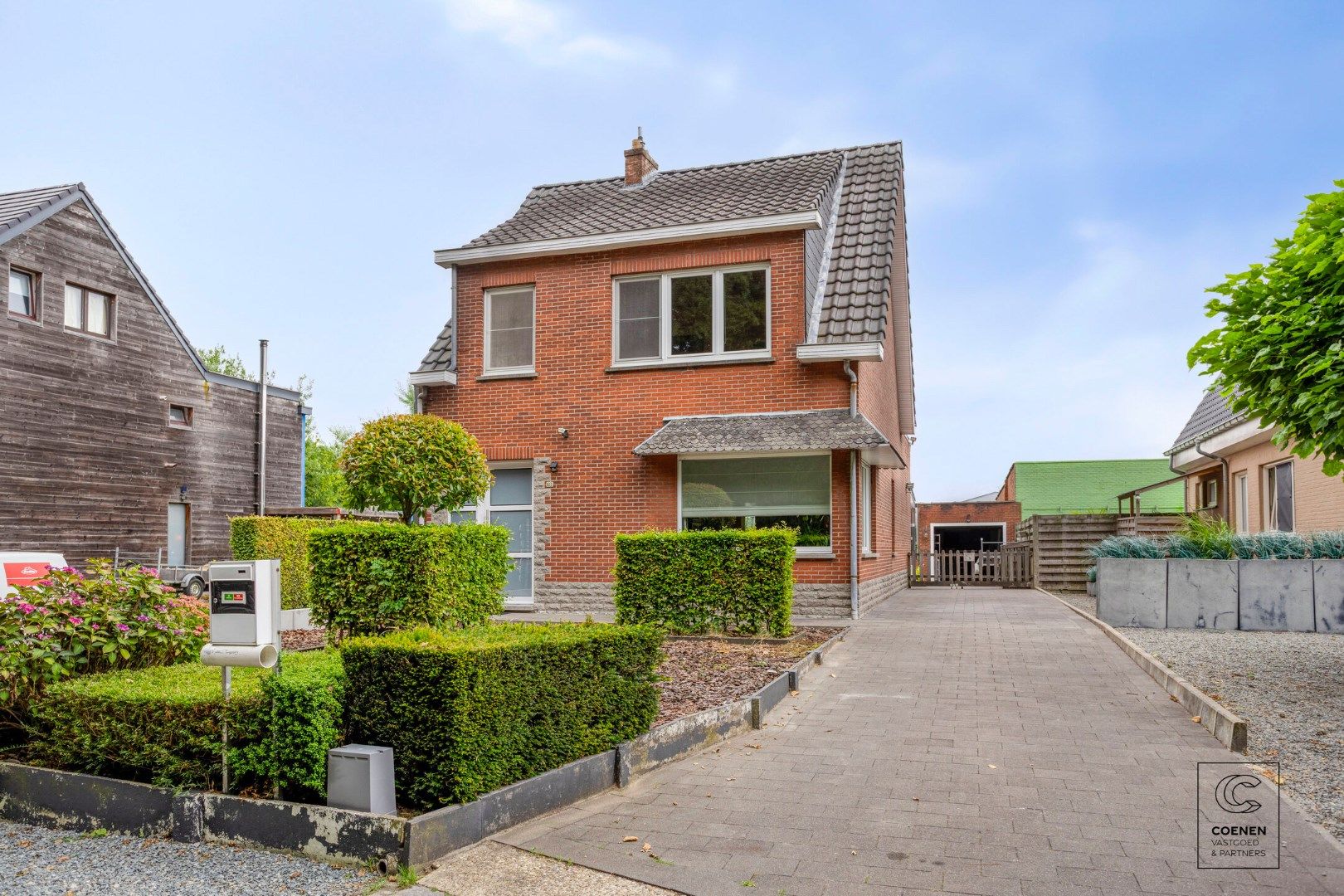 Hoofdfoto van de publicatie: Instapklare woning met 2 slpk, ruime garage en zonnige tuin op TOPlocatie te Wommelgem! 