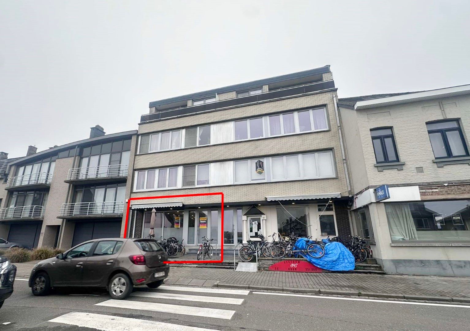 COMPLEET VERNIEUWD EN INSTAPKLAAR COMMERCIEEL GELIJKVLOERS foto 4