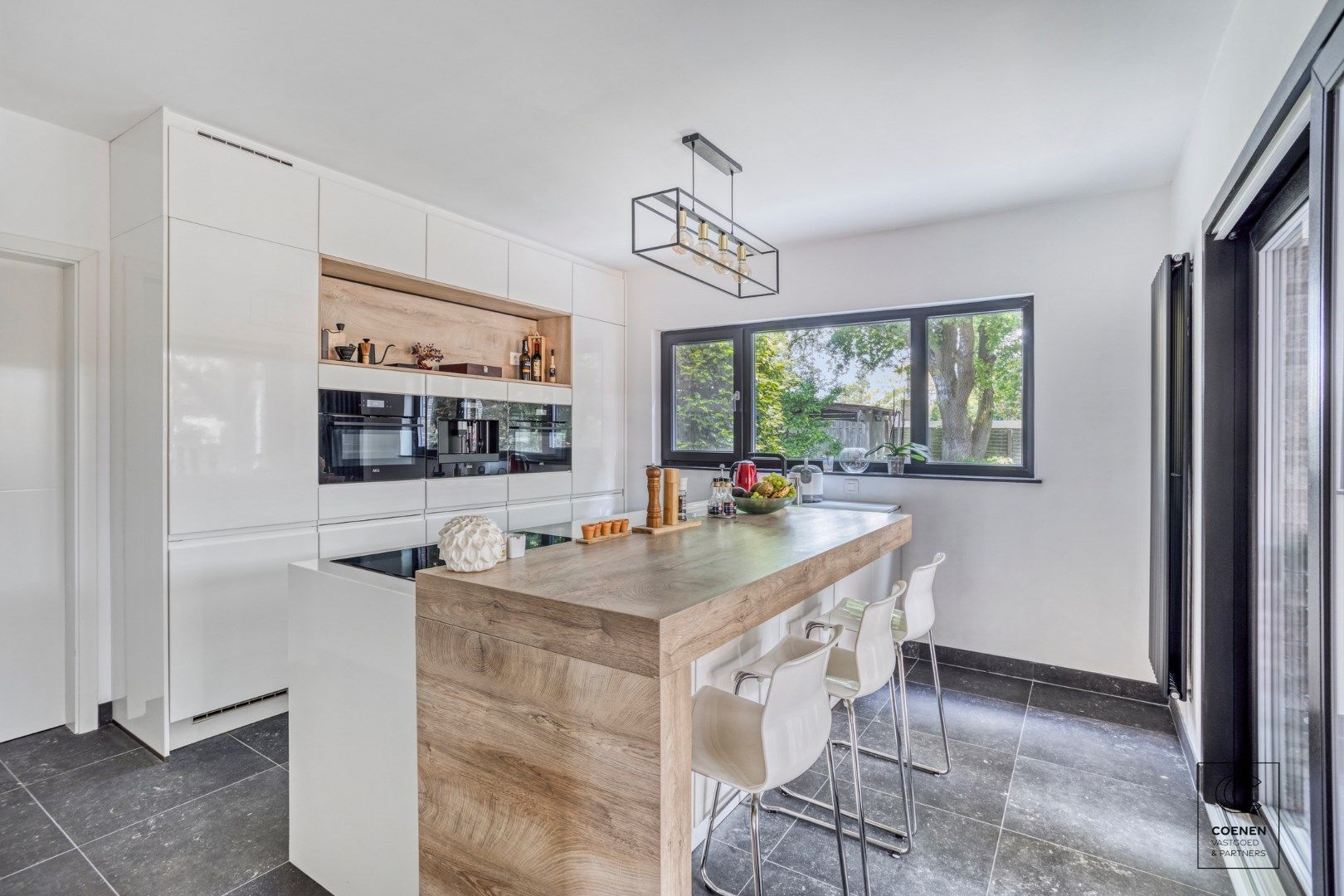 Prachtig, volledig gerenoveerde villa van 351 m² en 6 slaapkamers op een uiterst rustige locatie! foto 10
