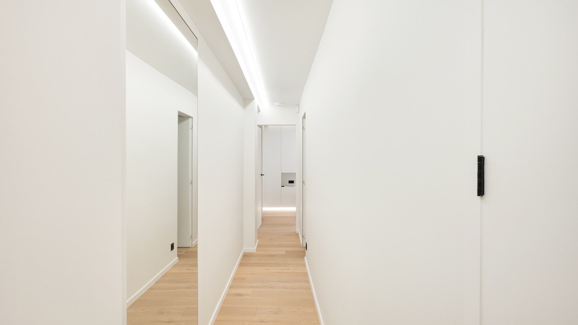 Subliem gerenoveerd appartement aan de Zeedijk foto 13