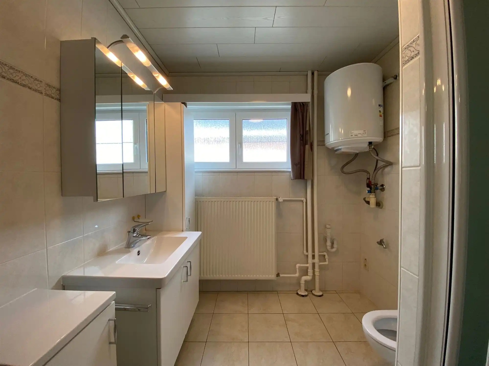 Charmante open bebouwing met 3 slaapkamers, grote garage en zonnepanelen foto 11