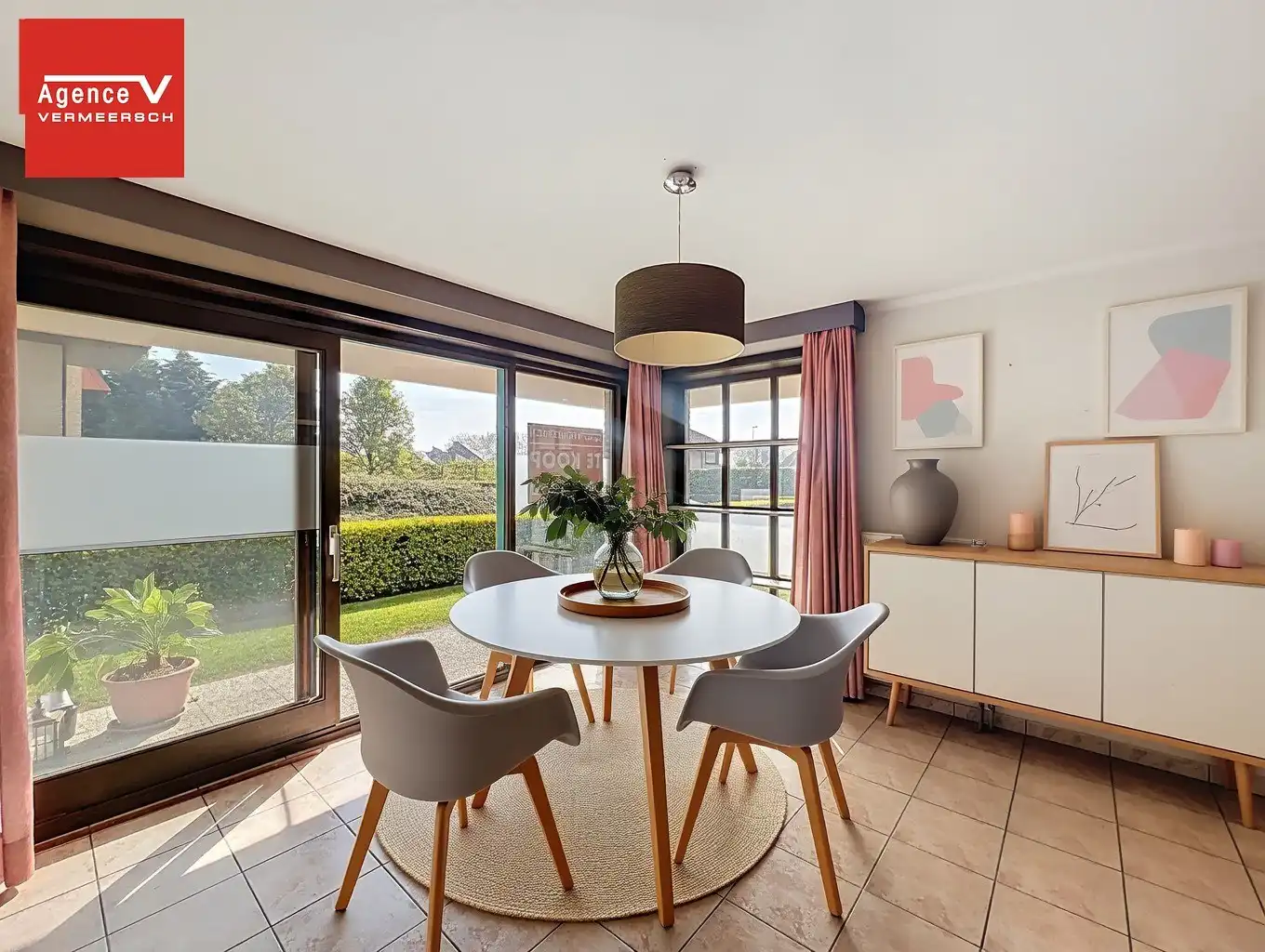 Klassevol gelegen gelijkvloers appartement te Mariakerke met terras.  foto 3