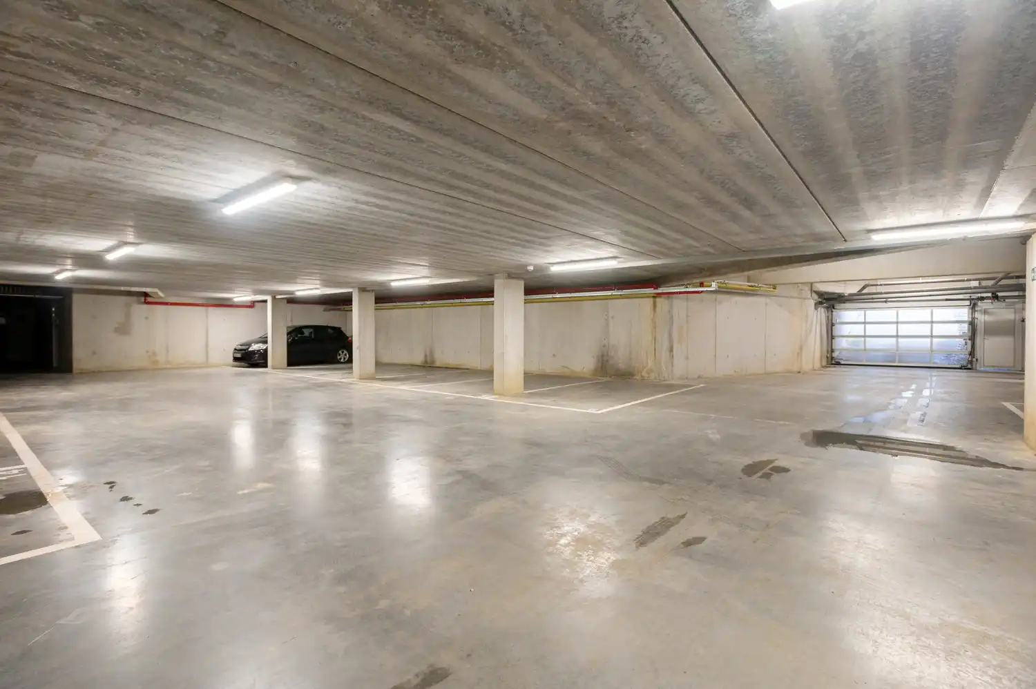 Ondergrondse autostaanplaats te koop op centrale locatie te Deurne! foto {{pictureIndex}}