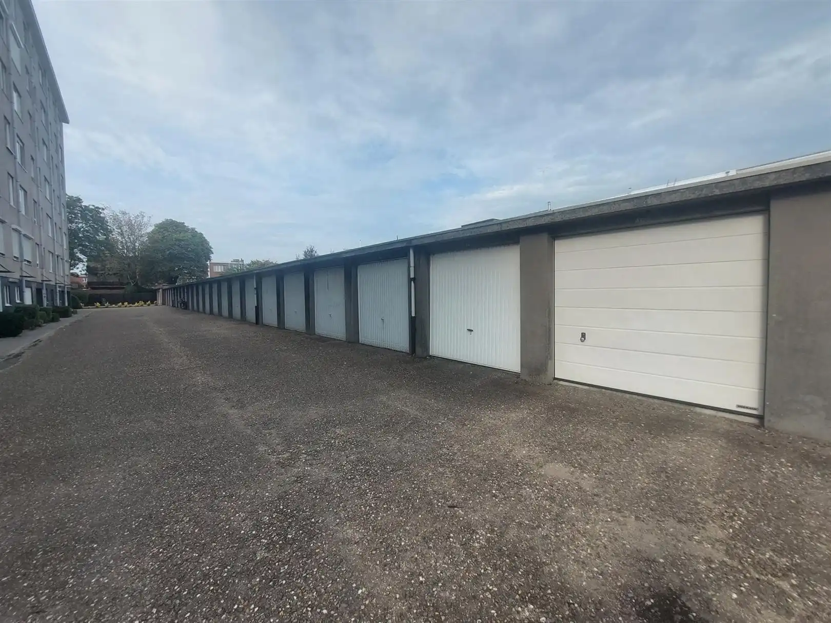 Ruim appartement met 4 slpks, terras en garagebox. foto 16