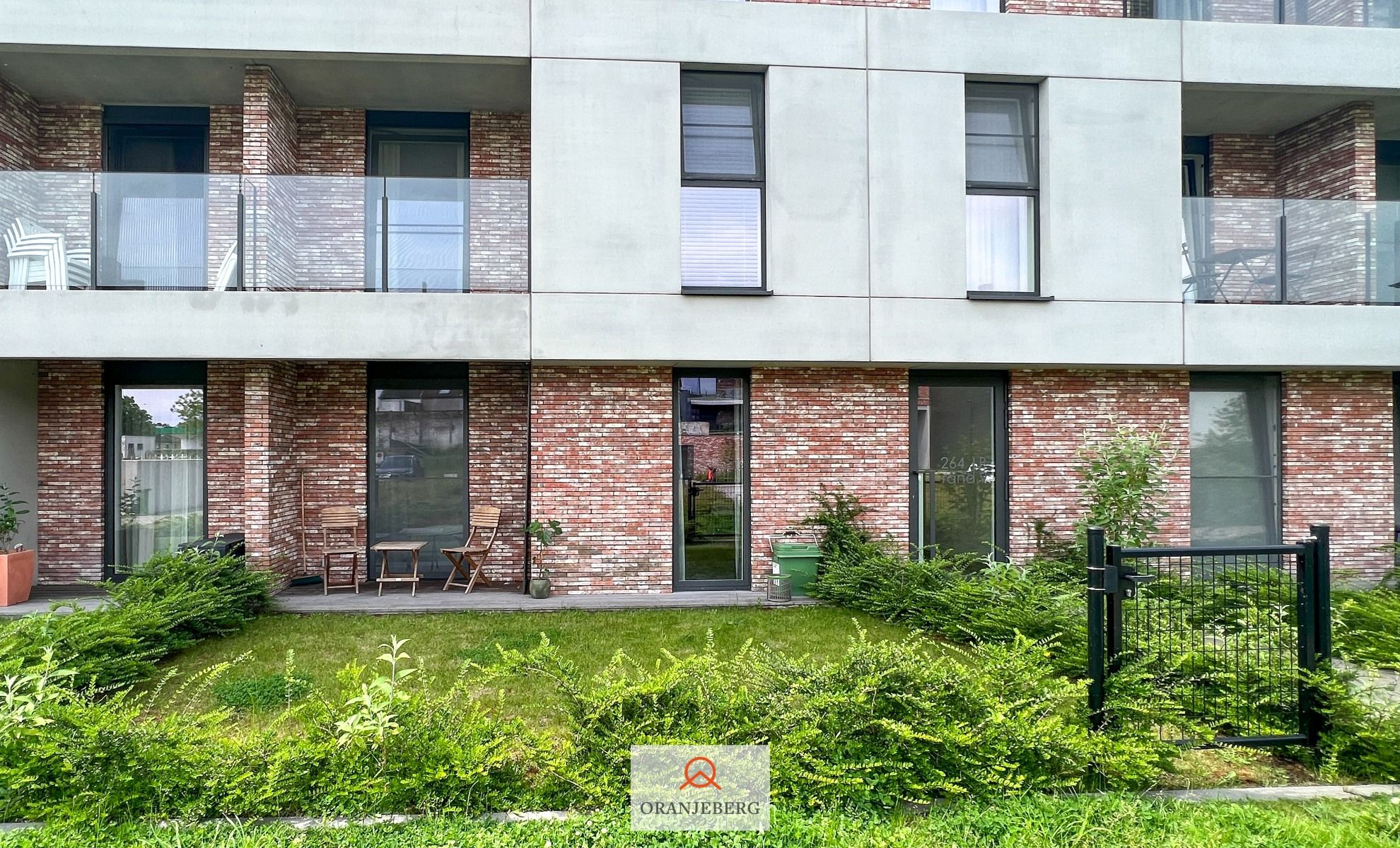 Luxe 2 slaapkamerappartement met 2 terrassen en privatieve tuin foto 31