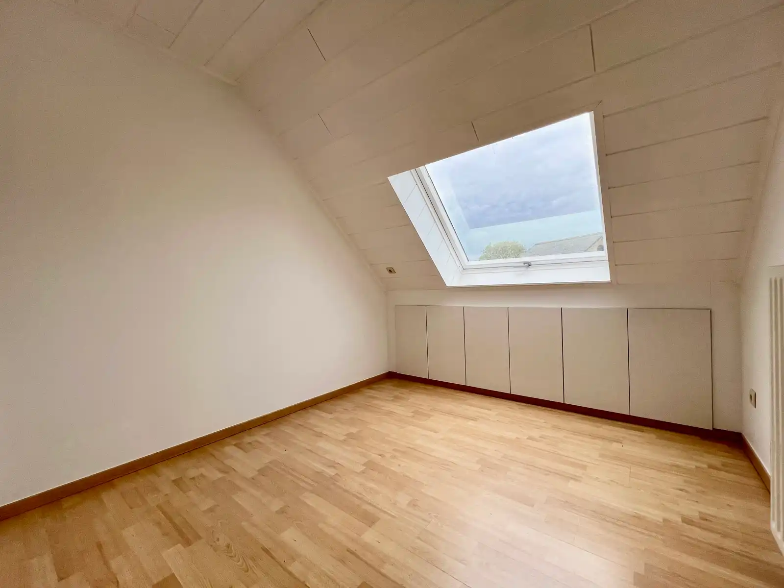 Ruime woning met 6 slk, 2 badk, 2 keukens en dubbele garage foto 19