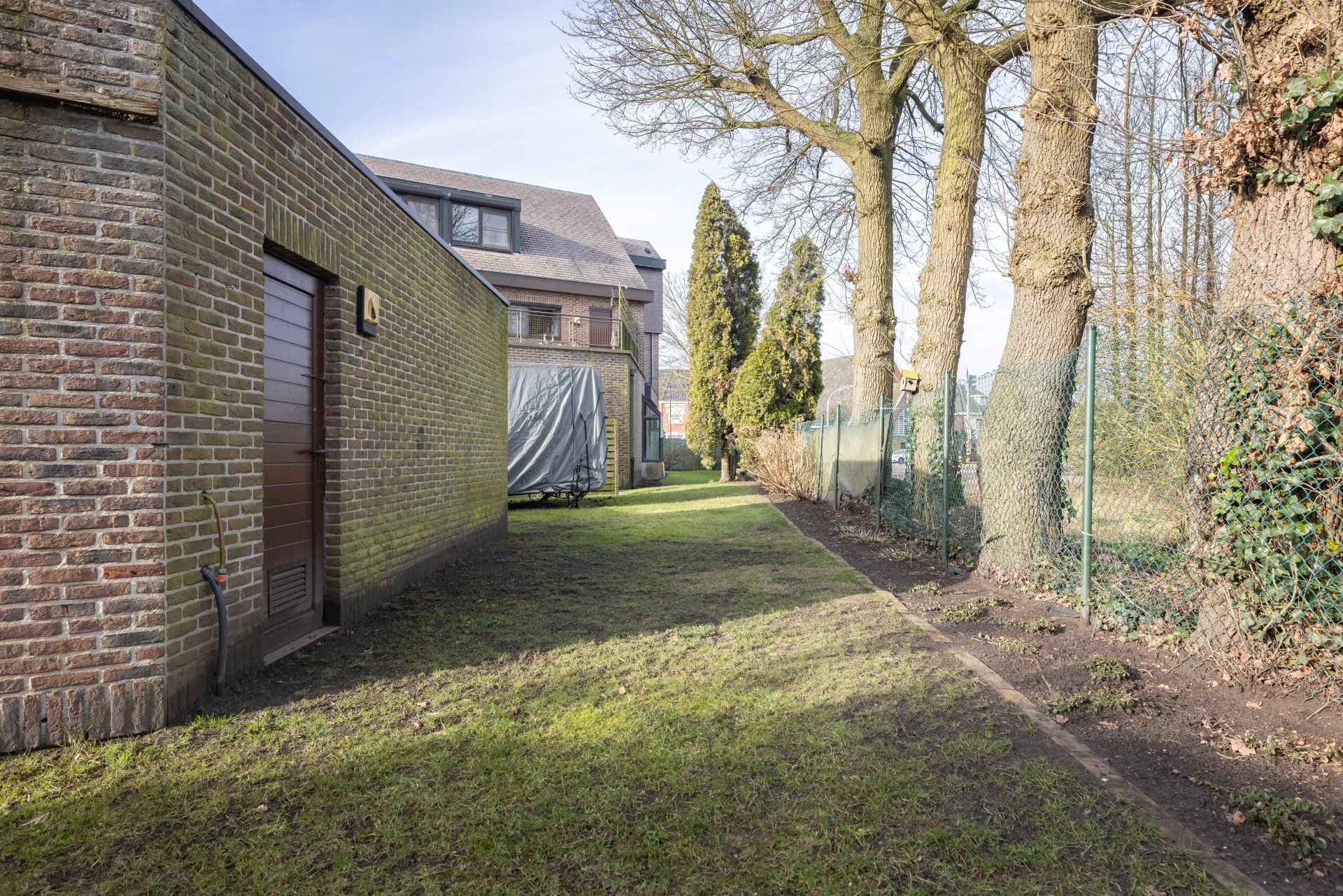 Ruim appartement met 4 slaapkamers, groot terras, tuin en garage. foto 37