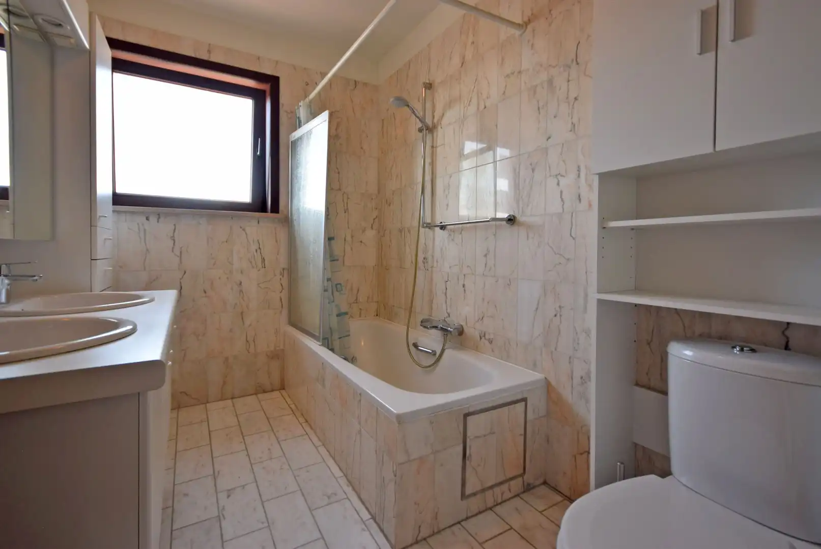 Ruim 2-slaapkamerappartement met twee terrassen en garage op mooie locatie in Roeselare foto 6