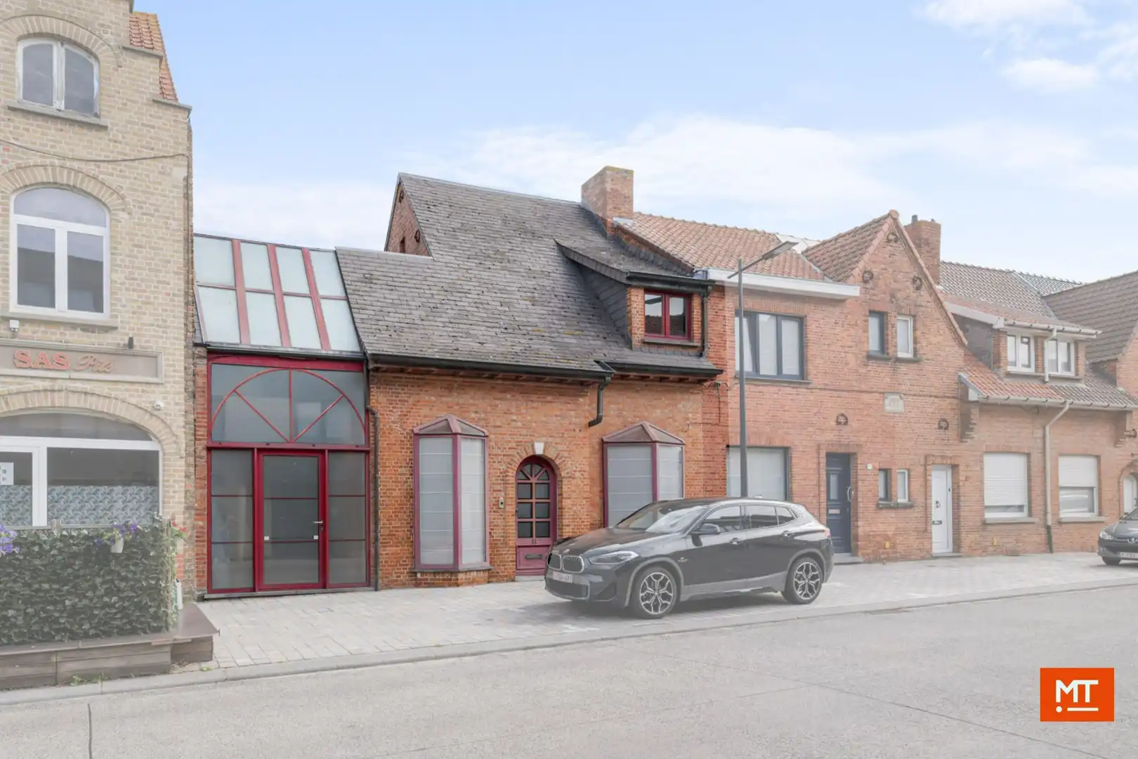 Bijzonder ruime woning met opslagruimte, dubbele garage en uitweg in centrum Langemark foto 21