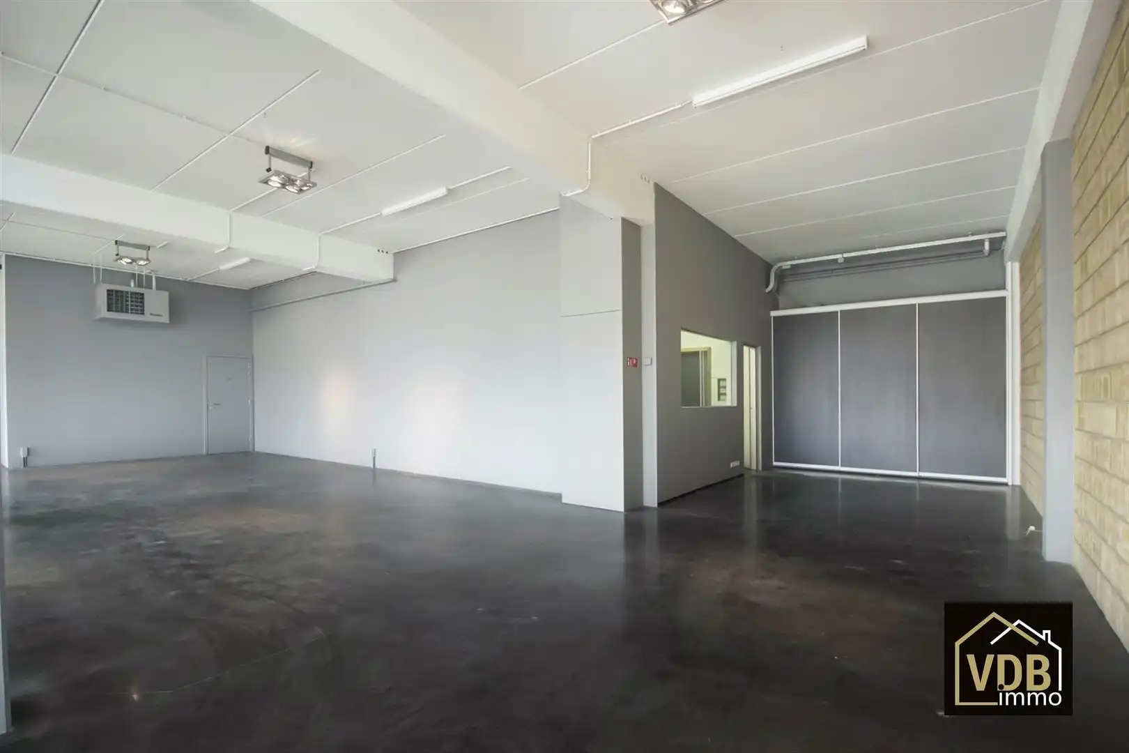 Commercieel gebouw op toplocatie, verhuurd met goed rendemen foto 16