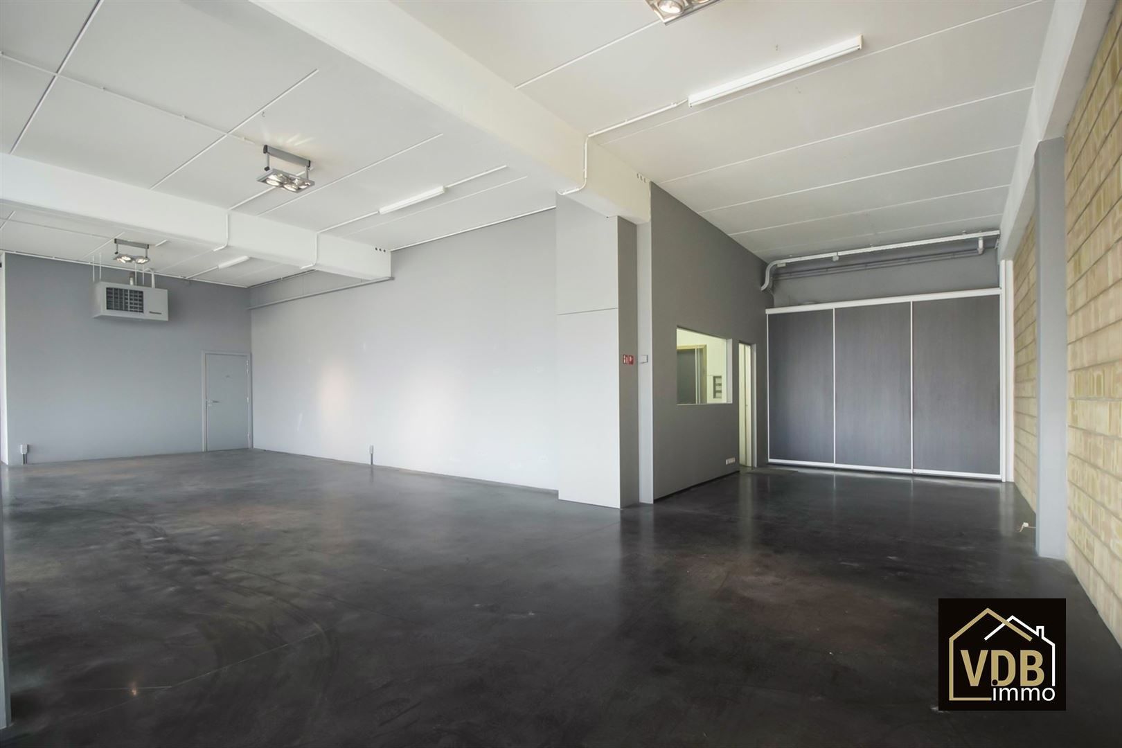 Commercieel gebouw op toplocatie geschikt voor vele doeleinden: kantoor, kleinhandel, groothandel... foto 17