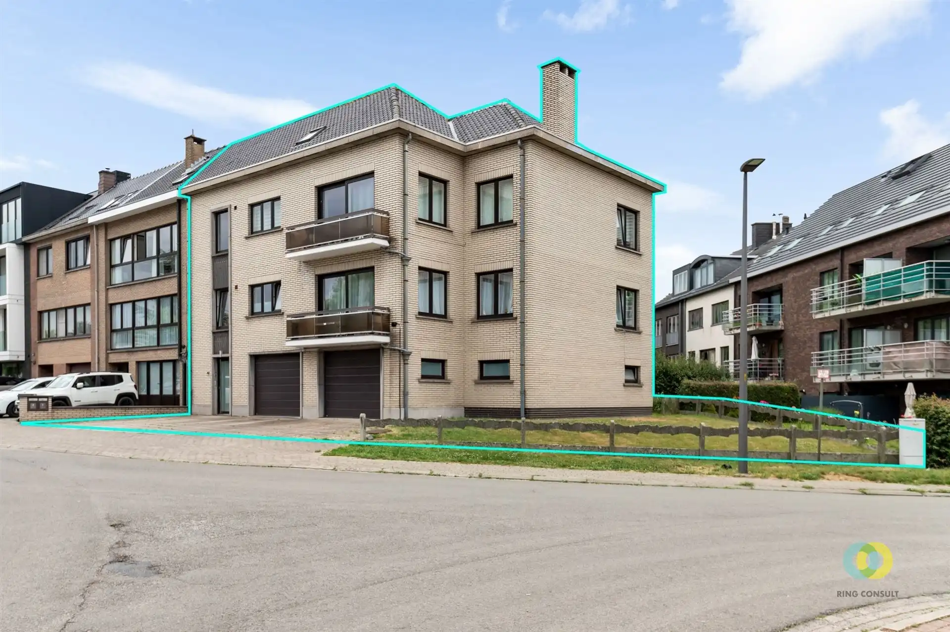 appartementsgebouw met garages foto {{pictureIndex}}