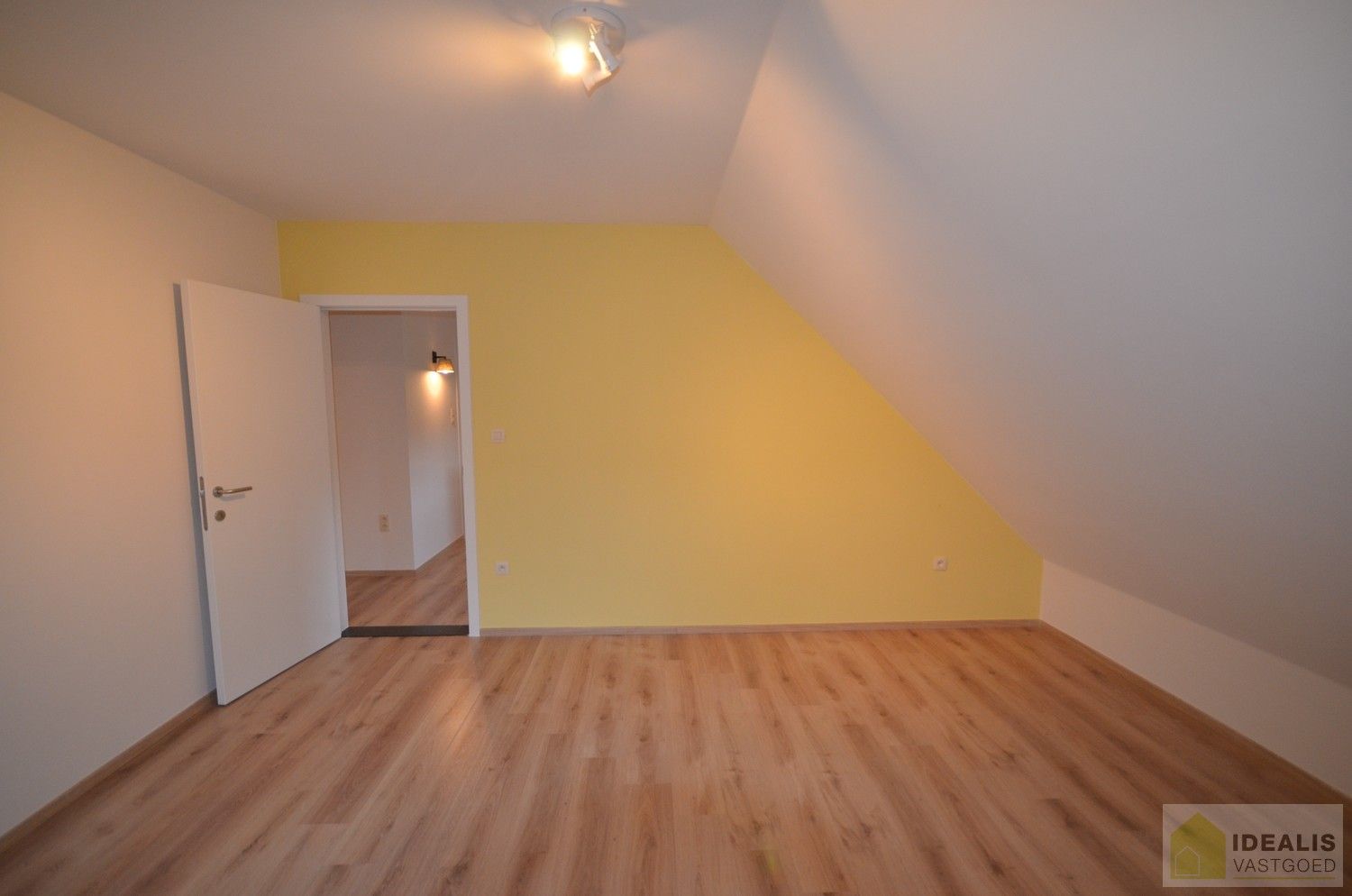LUXUEUS AFGEWERKTE VILLA IN ZEER GOEDE STAAT! Deze ruime woning omvat o.a. een grote leefruimte, ruime keuken met bergplaats, wasplaats, 3 slaapkamers, ruime badkamer, inpandige garage en bergzolder! De villa is gelegen op een perceel met een opp. +/-13a dat volledig is aangelegd en omheind! Zeer geschikt voor kandidaten op zoek naar een rustig, doch centraal gelegen instapklare woning. foto 25