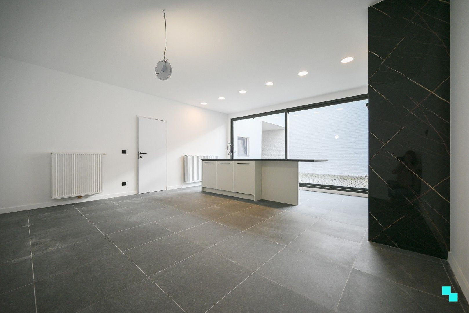 Compleet vernieuwd gelijkvloers appartement met zonneterras in hartje Wevelgem foto 2
