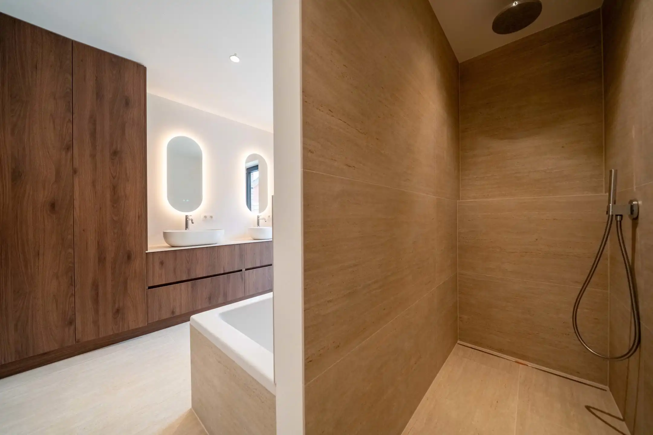 Hoogwaardig afgewerkte vernieuwbouwwoning in rustig straatje foto 10