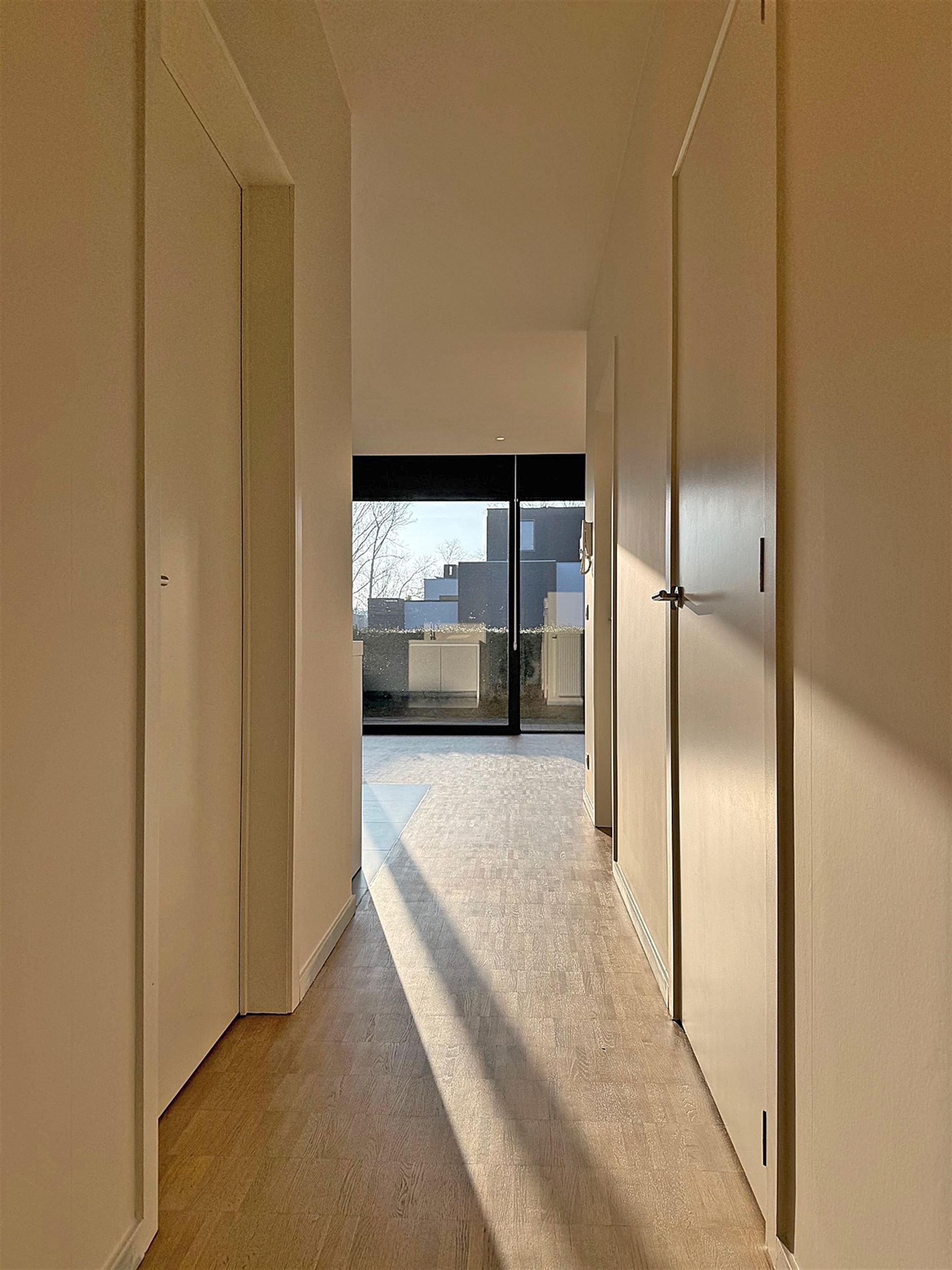 INSTAPKLAAR gelijkvloers APPARTEMENT met 1 slaapkamer, garage, buitenstaanplaats en terras foto 2