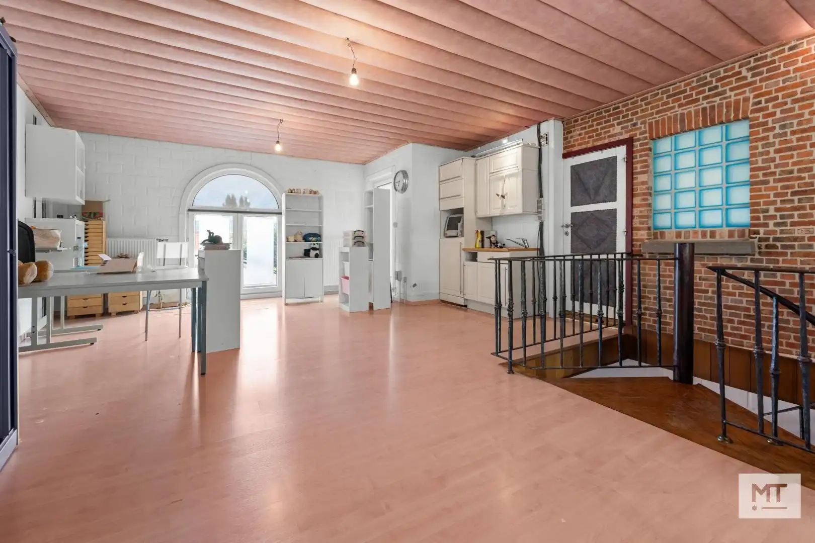 Bijzonder ruime woning met opslagruimte, dubbele garage en uitweg in centrum Langemark foto 12