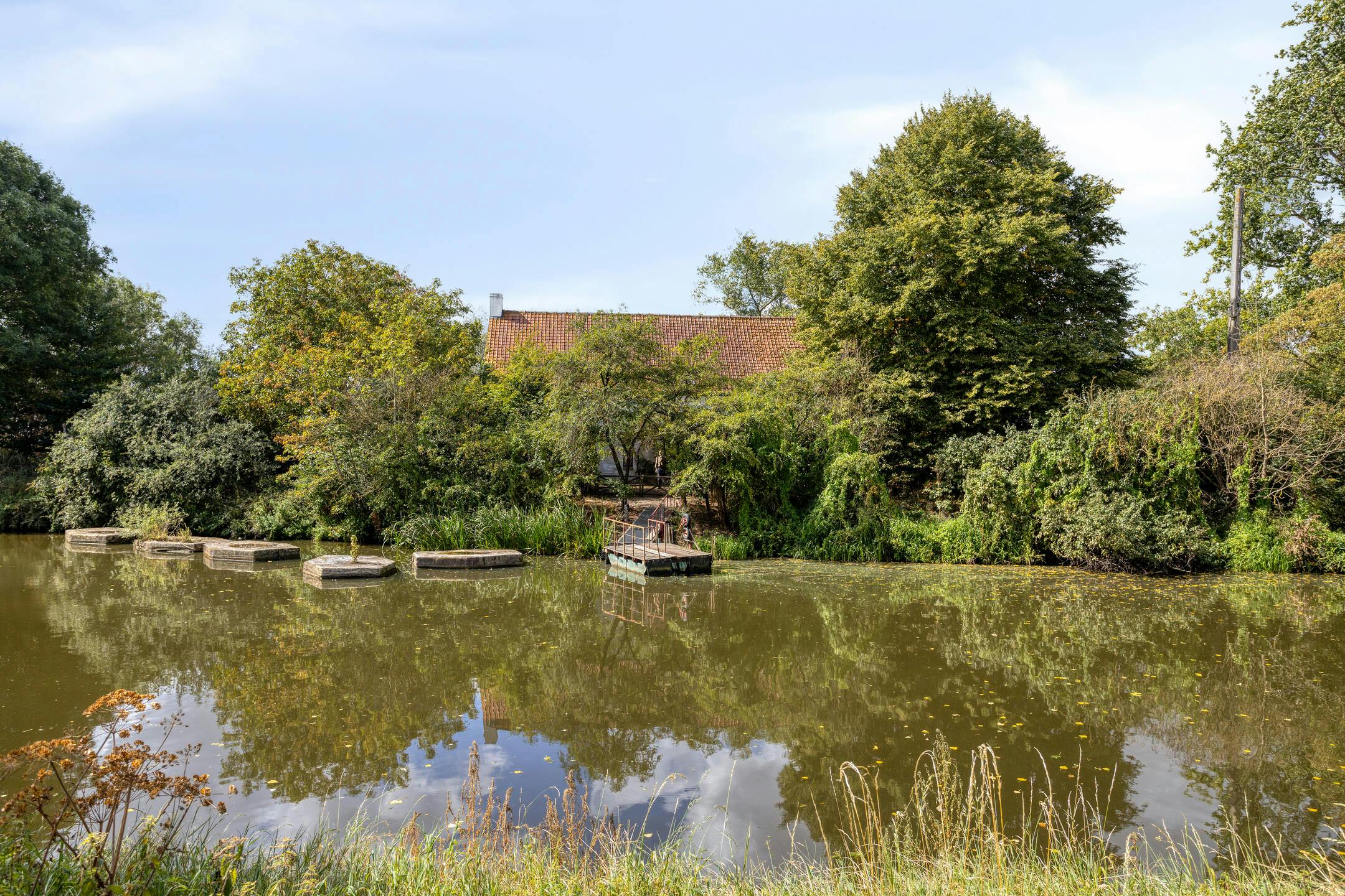 Unieke landelijke eigendom gelegen te Lo-Reninge aan het water. foto 13