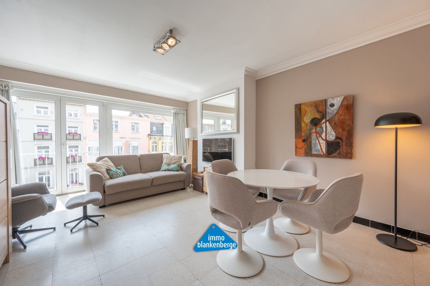 Lichtrijk en gemeubeld appartement vlakbij de zeedijk en het centrum van Blankenberge foto 2