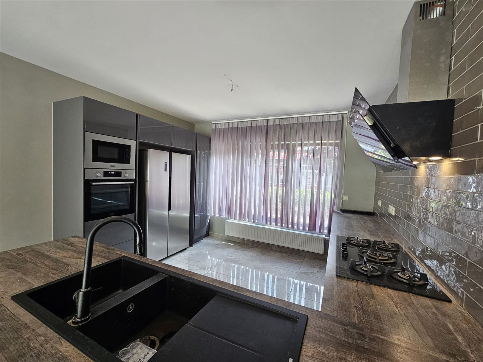 Modern ingerichte woning met optioneel aangrenzende bouwgrond. foto 6
