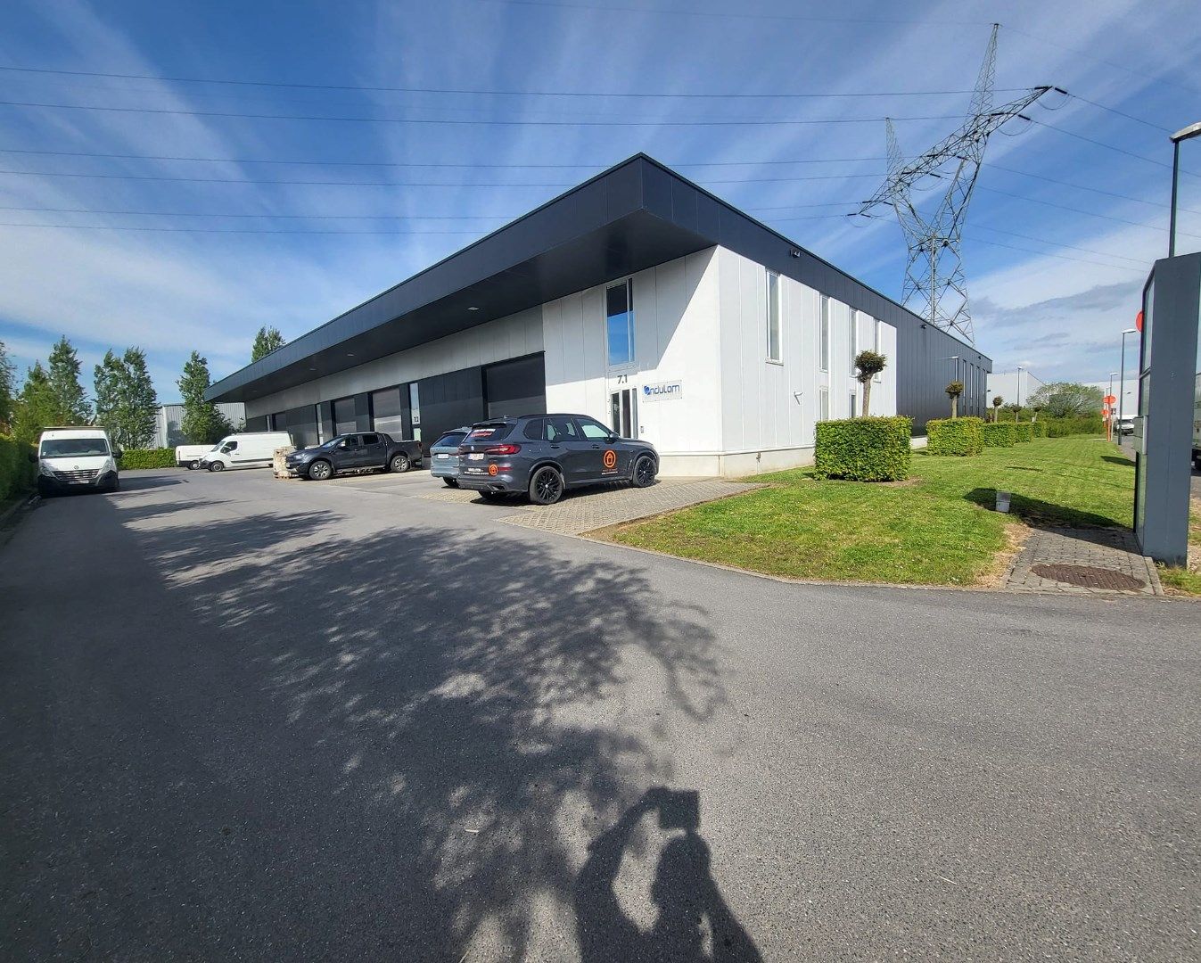Hangar/loods met kantoor. foto {{pictureIndex}}