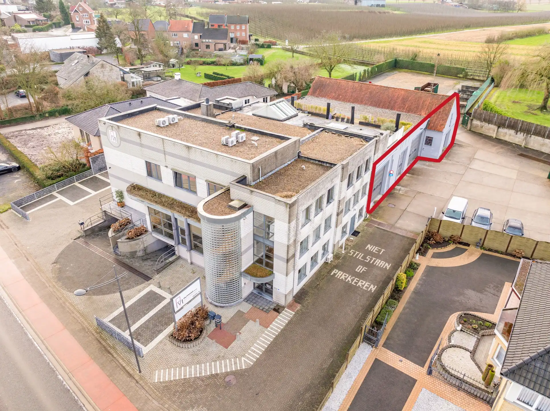 WERKPLAATS MET LOODS EN KANTOOR TE BILZEN. foto 20