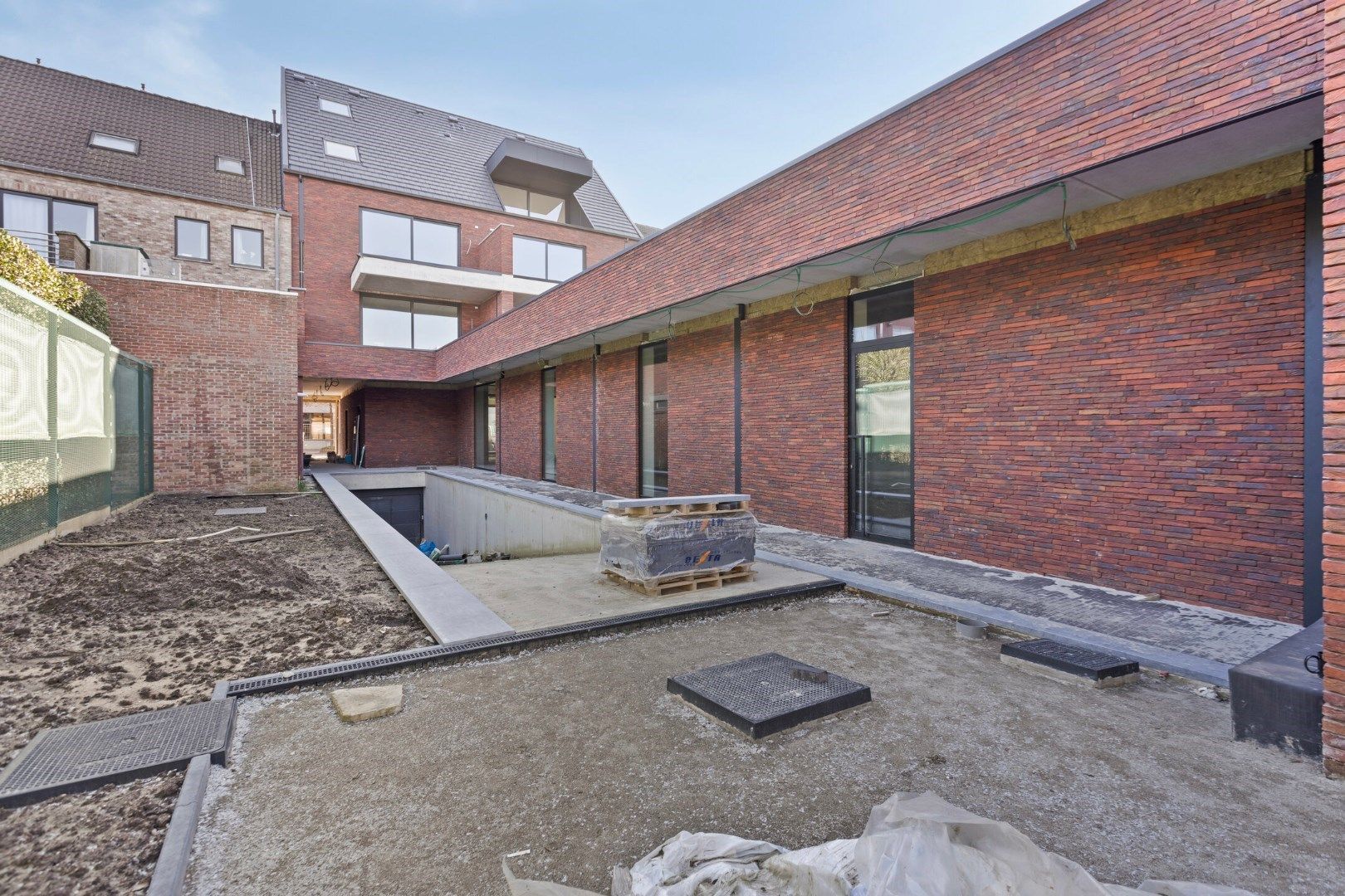 GELIJKVLOERS HANDELSPAND met KELDERRUIMTE TE HUUR/TE KOOP OP A-LOCATIE IN HOUTHALEN CENTRUM   foto 13