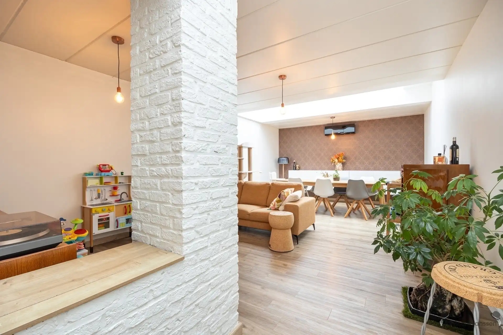 Topwoning met 4 slpks,zonnepanelen en EPC B foto 4