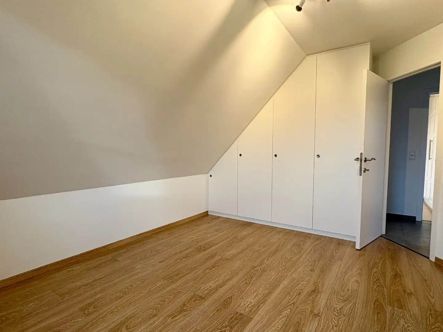 Recentbouw op uiterst rustige ligging met 3 slks, inpandige garage en grote oprit. foto 7