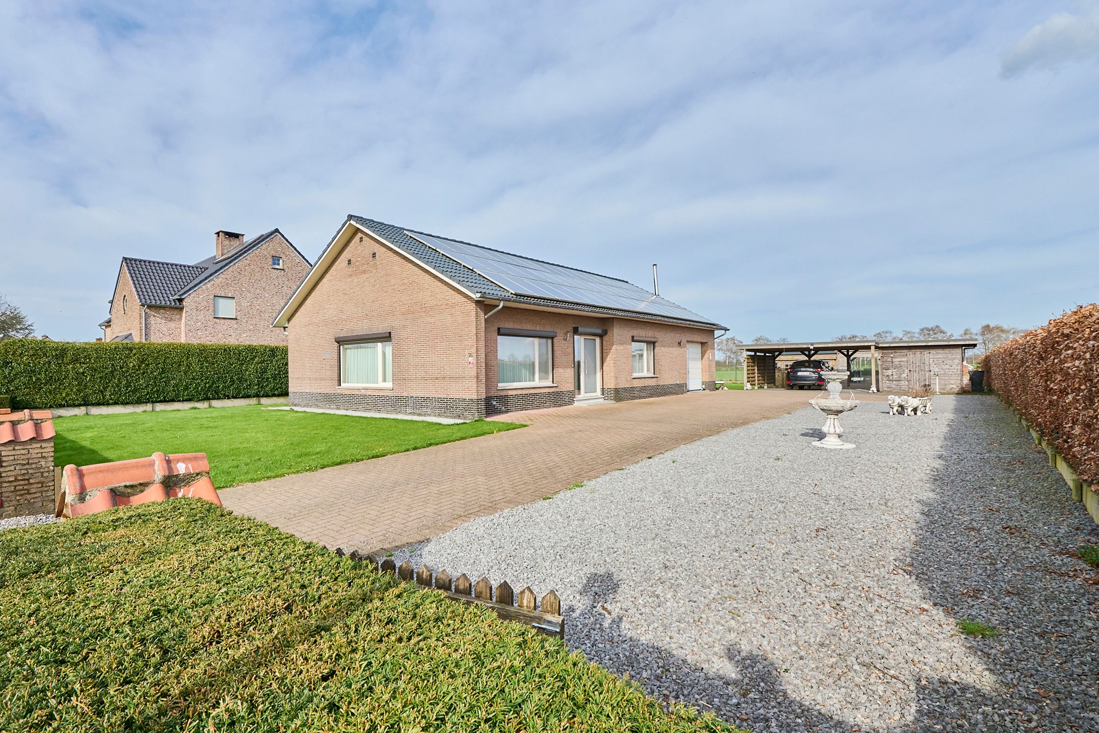 Hoofdfoto van de publicatie: GELIJKVLOERSE WONING IN HET GROEN OP EEN PERCEEL VAN 12a76ca