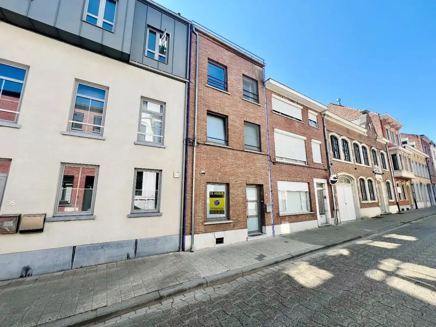 Ruime, moderne stadswoning met 3 slpks en ruime koer foto {{pictureIndex}}