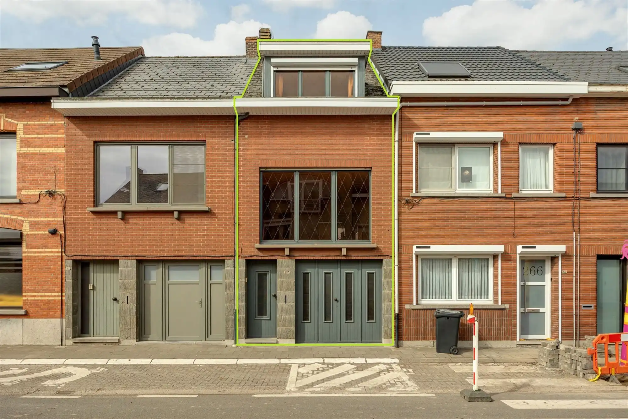 Hoofdfoto van de publicatie: Te renoveren rijwoning met garage en tuin