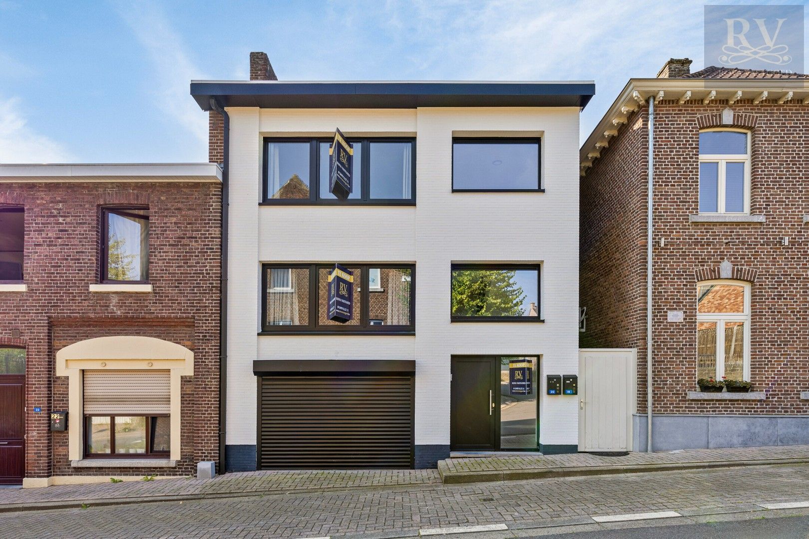 OPBRENGSTEIGENDOM BESTAANDE UIT TWEE GERENOVEERDE APPARTEMENTEN MET TWEE SLPK'S IN GELLIK foto 1