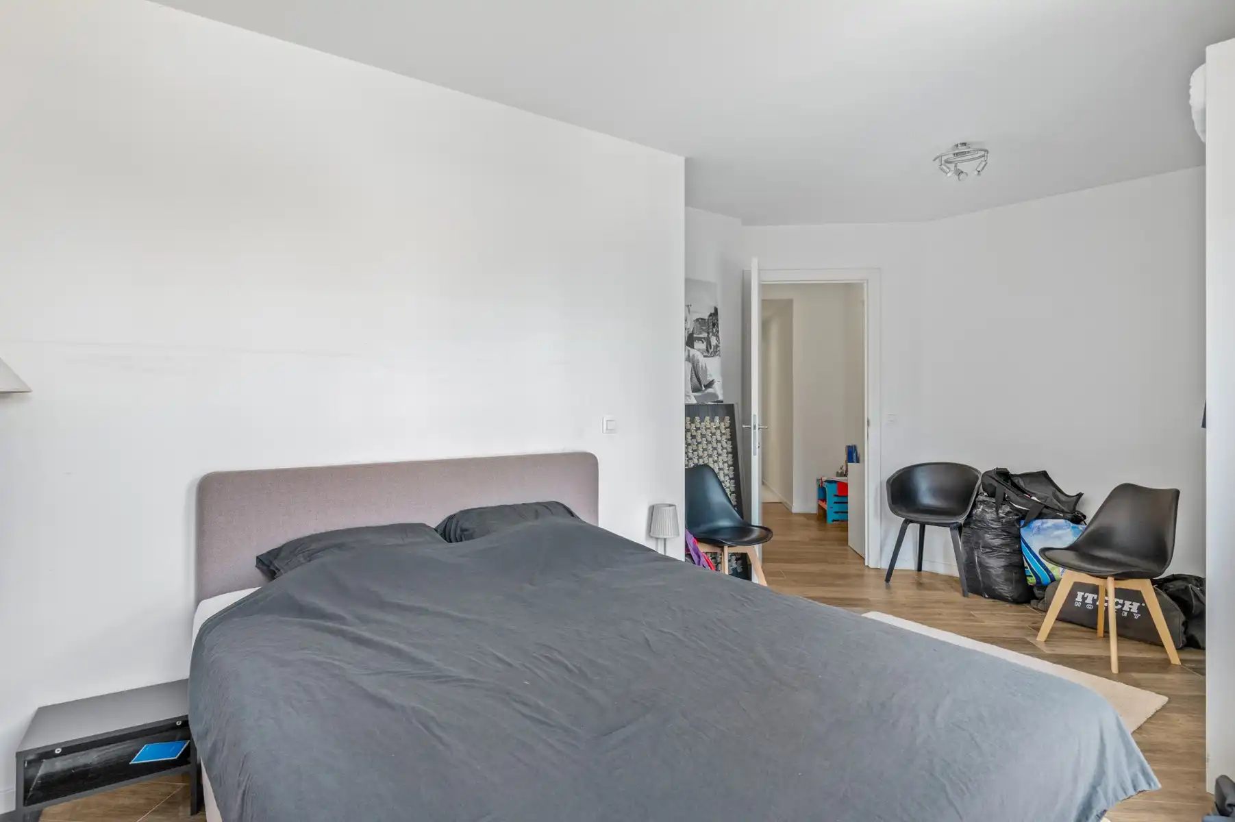 Gezellig en lichtrijk hoekappartement met 2 slaapkamers, 2 terrassen, autostaanplaats en kelder in hartje ’s-Gravenwezel foto 12