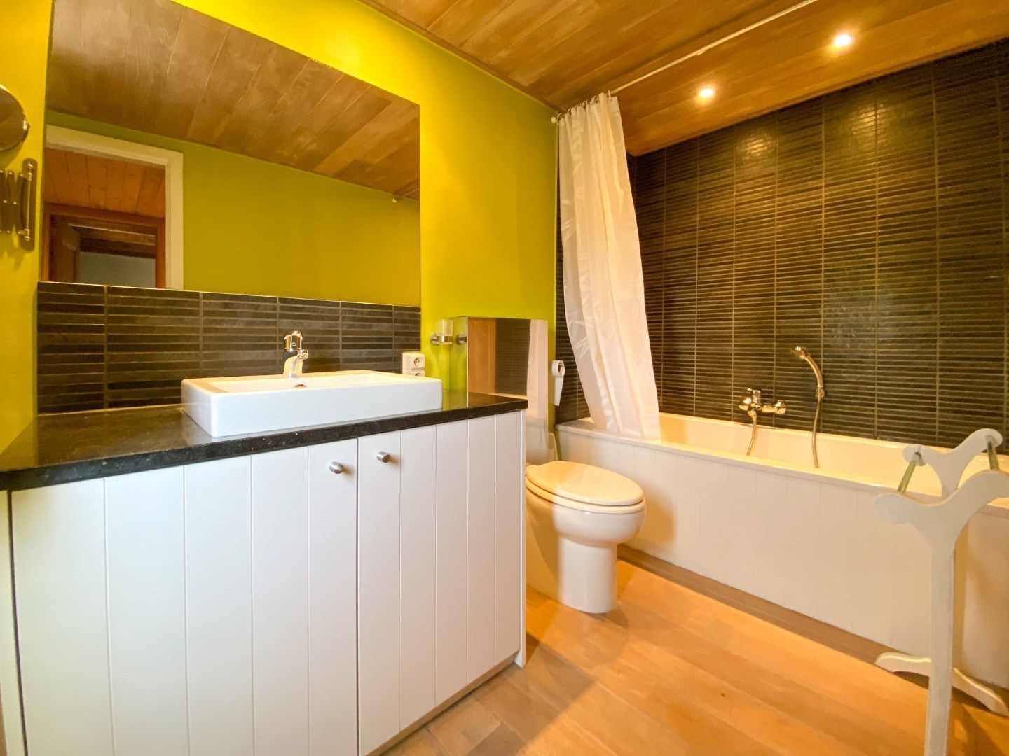 Charmante woning met 4 slaapkamers, tuin en ruime garage. foto 9