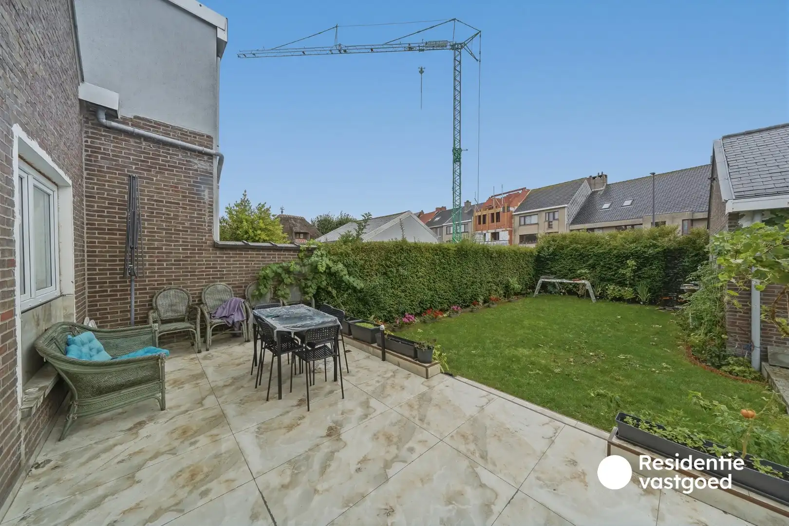 Halfopen woning met tuin en garage te koop foto 2