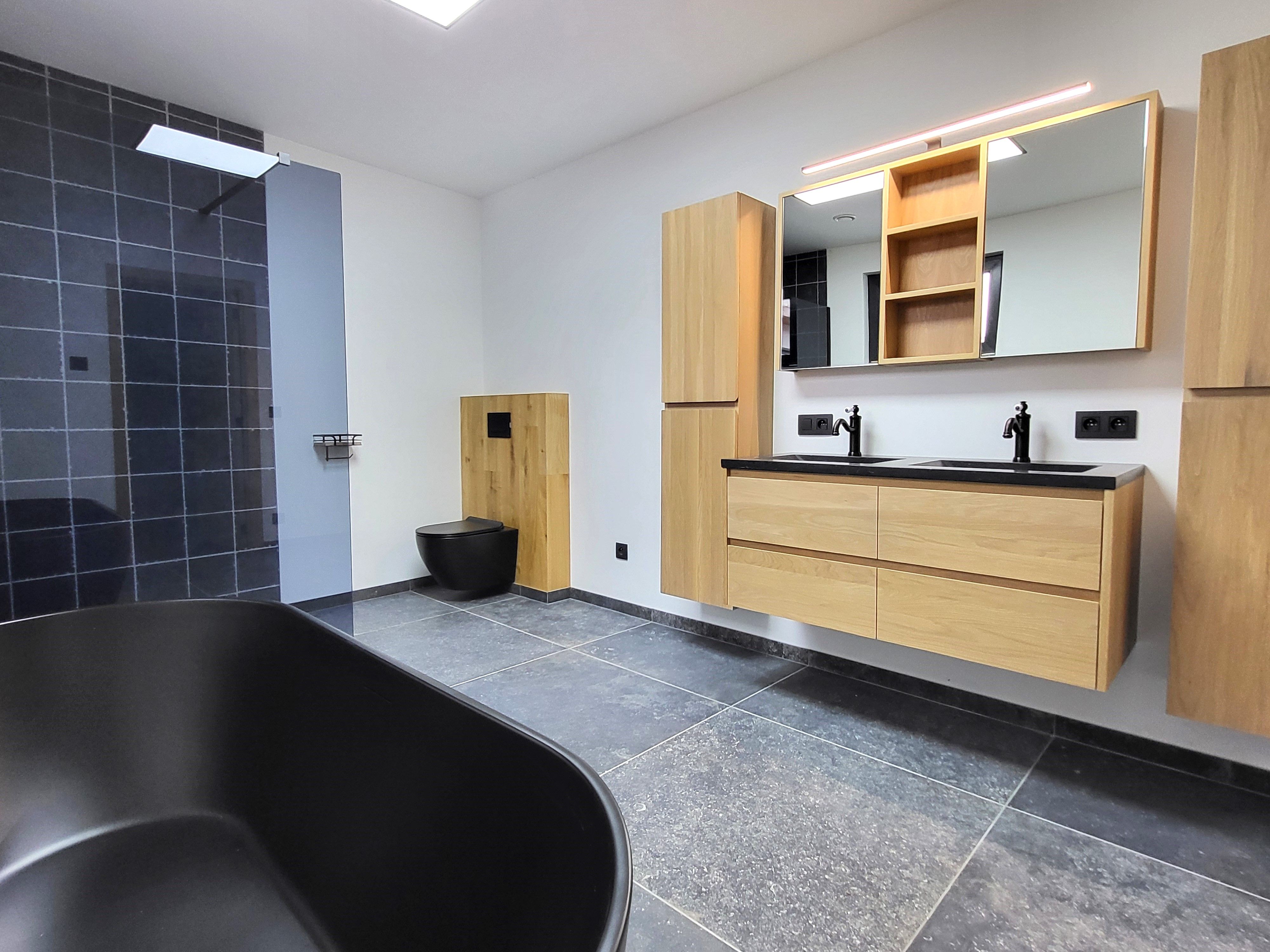 Deze volledig totaal gerenoveerde woning (2024–2025) combineert hedendaags comfort met een hoogwaardige afwerking en biedt maar liefst 5 ruime slaapkamers.  foto 18