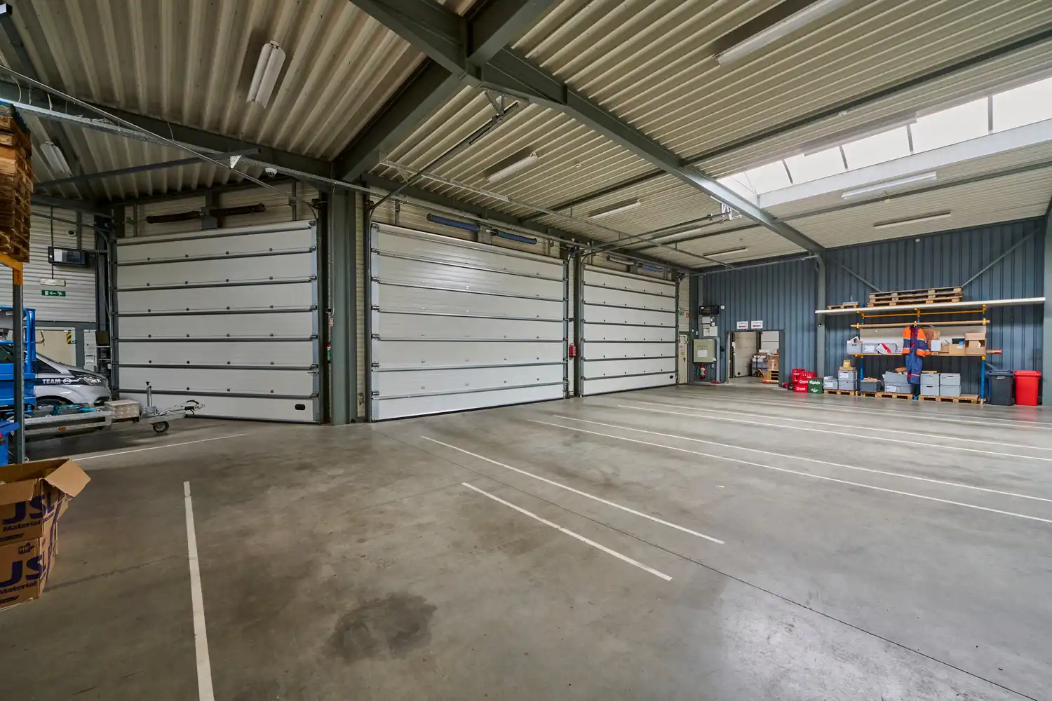 Representatief bedrijfsgebouw met luxe kantoren, showroom en bedrijfshal op zichtlocatie foto 10