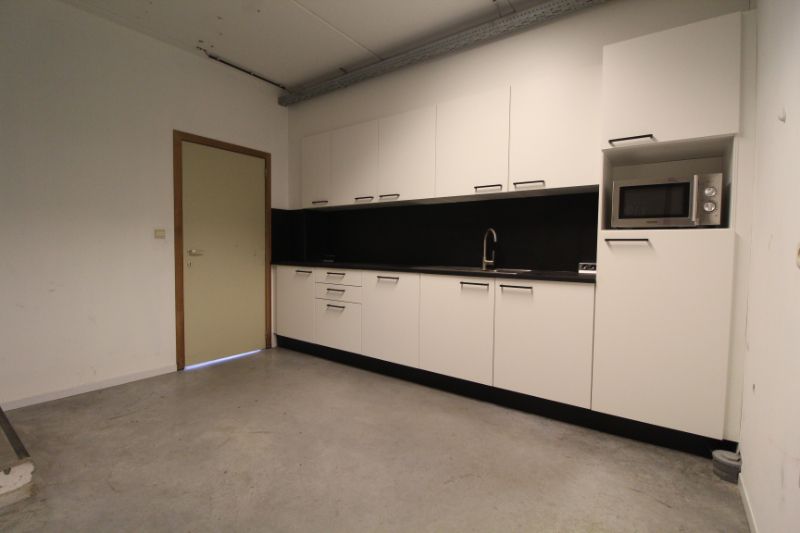 Bedrijfsgebouw op strategische ligging te huur in Roeselare(Beveren) foto 9