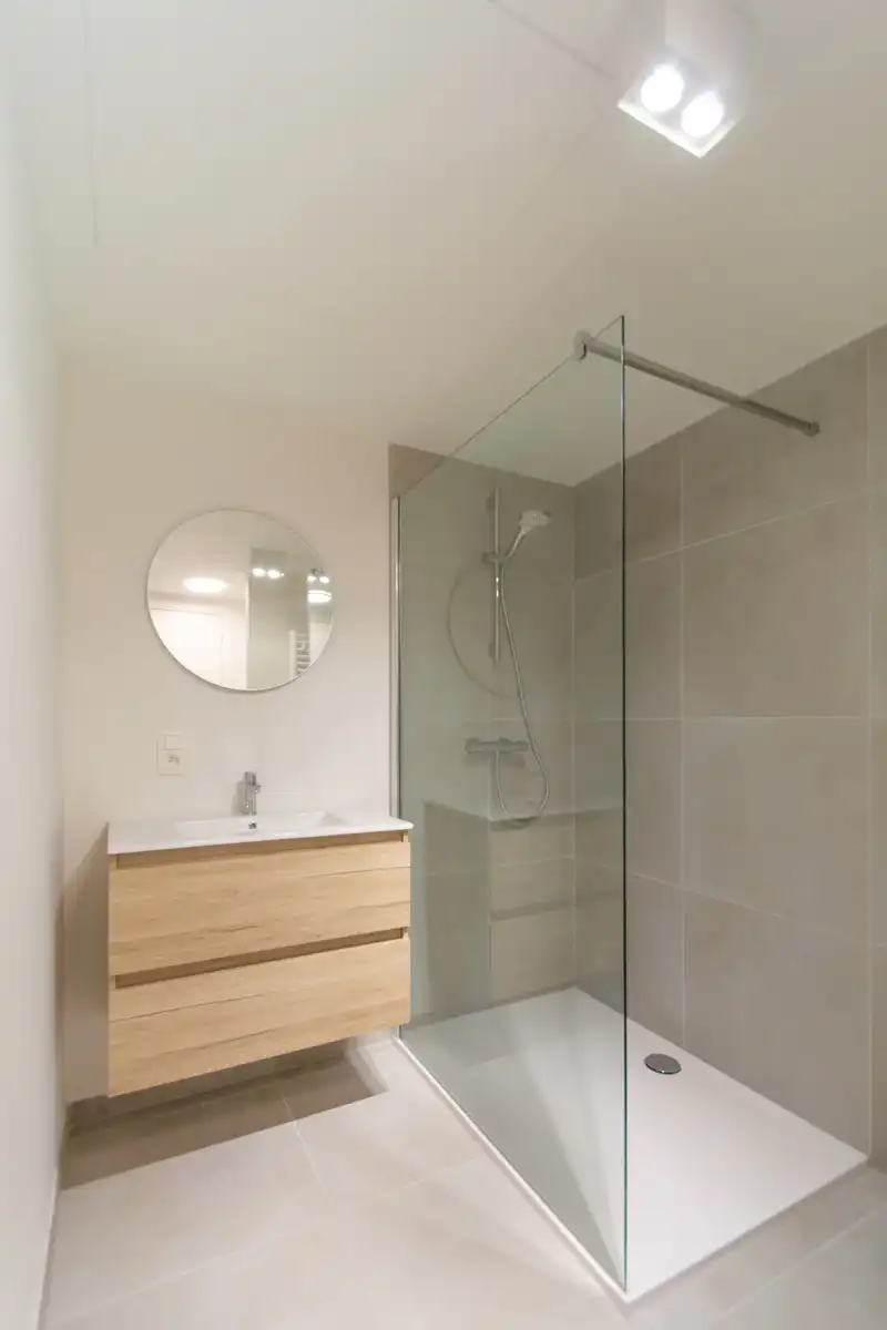 Modern en lichtrijk  2-slaapkamerappartement met terras foto 9