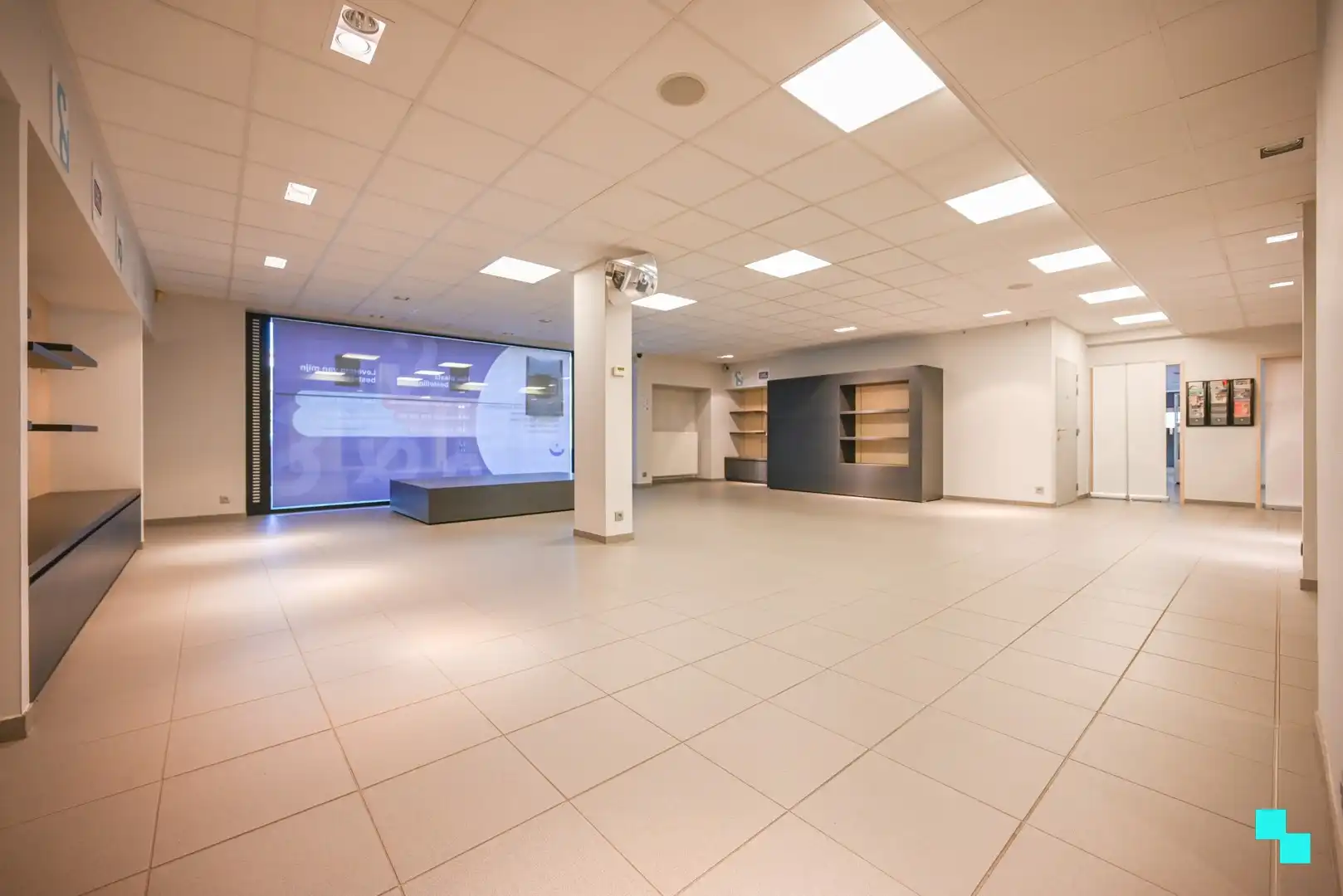 Deels ingerichte handelsruimte op toplocatie te Sint-Andries foto 12