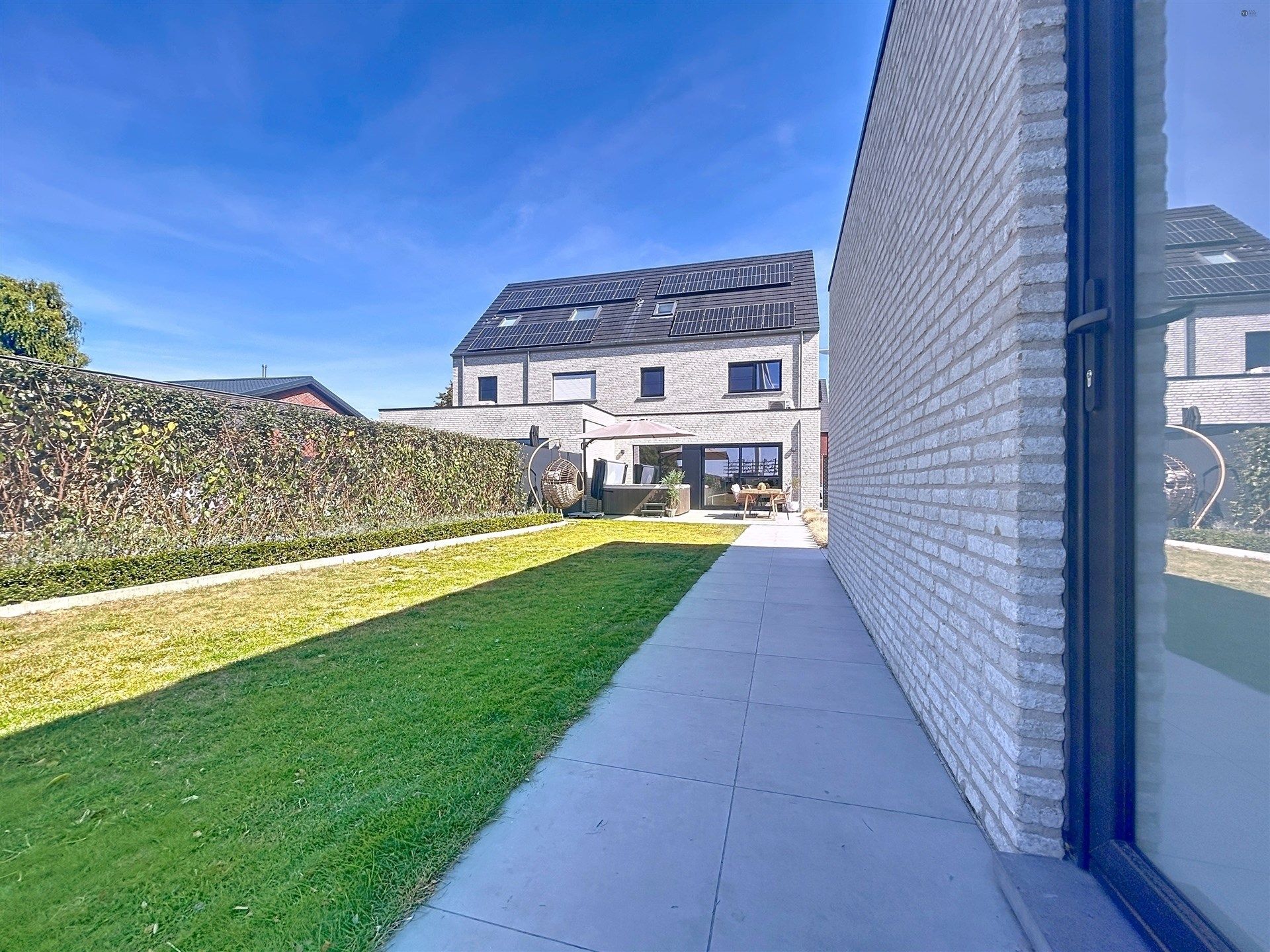 Half open bebouwing met 4 slaapkamers en ruime garage op perceel van 518m² foto 22