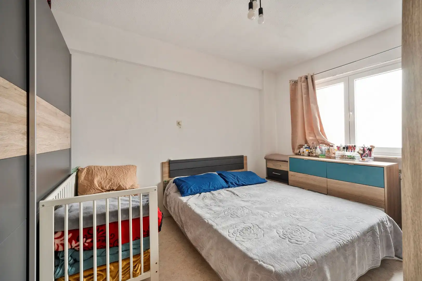 Energiezuinig en gezellig verhuurd appartement met 2 slaapkamers en balkon achteraan nabij het station van Kortrijk foto 5