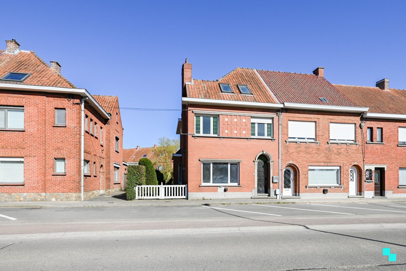 Hoofdfoto van de publicatie: Ruime, te renoveren ééngezinswoning met achteruitweg te Emelgem