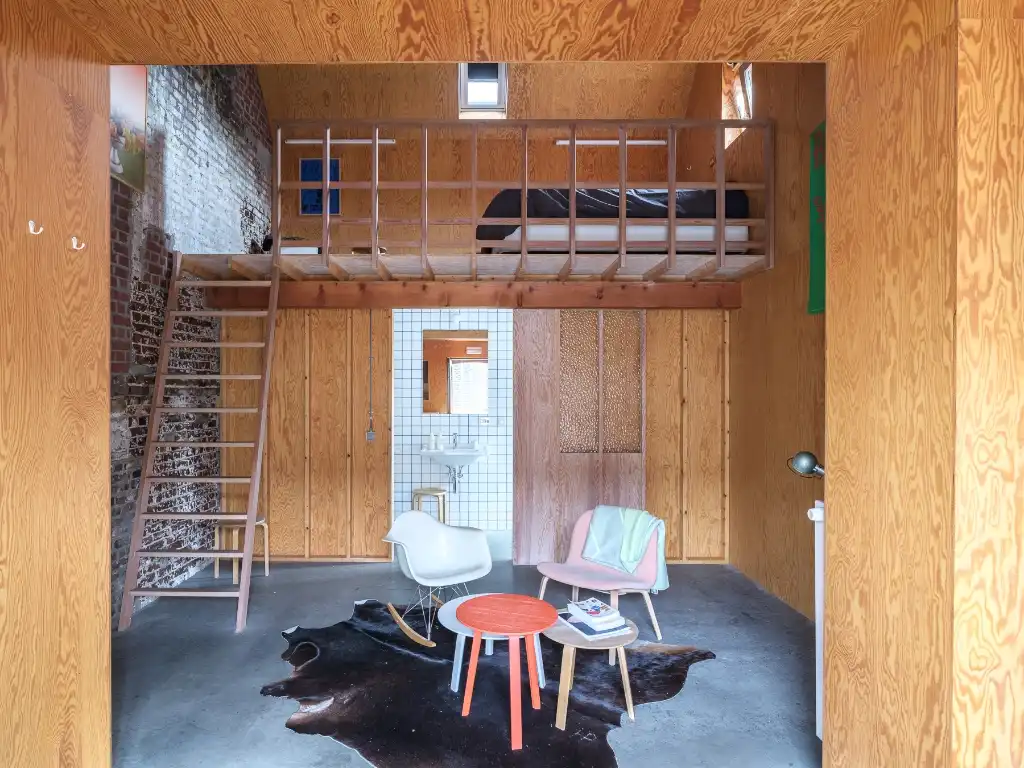 Uniek vastgoed! Exclusieve en creatieve site met twee kantoorruimtes, een polyvalent handelspand, een short-staystudio en een bijzonder architecturale split-levelwoning met ruime tuin, op een boogscheut van het stadscentrum. foto 27
