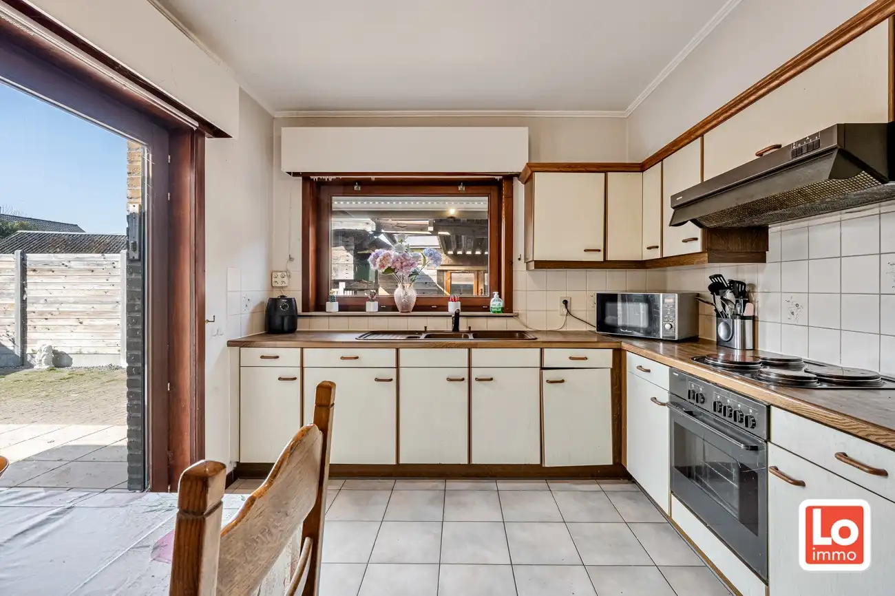 Gelijkvloerse open woning met dubbele inpandige garage en zonnige tuin op een toplocatie nabij het centrum van Lochristi! foto 8