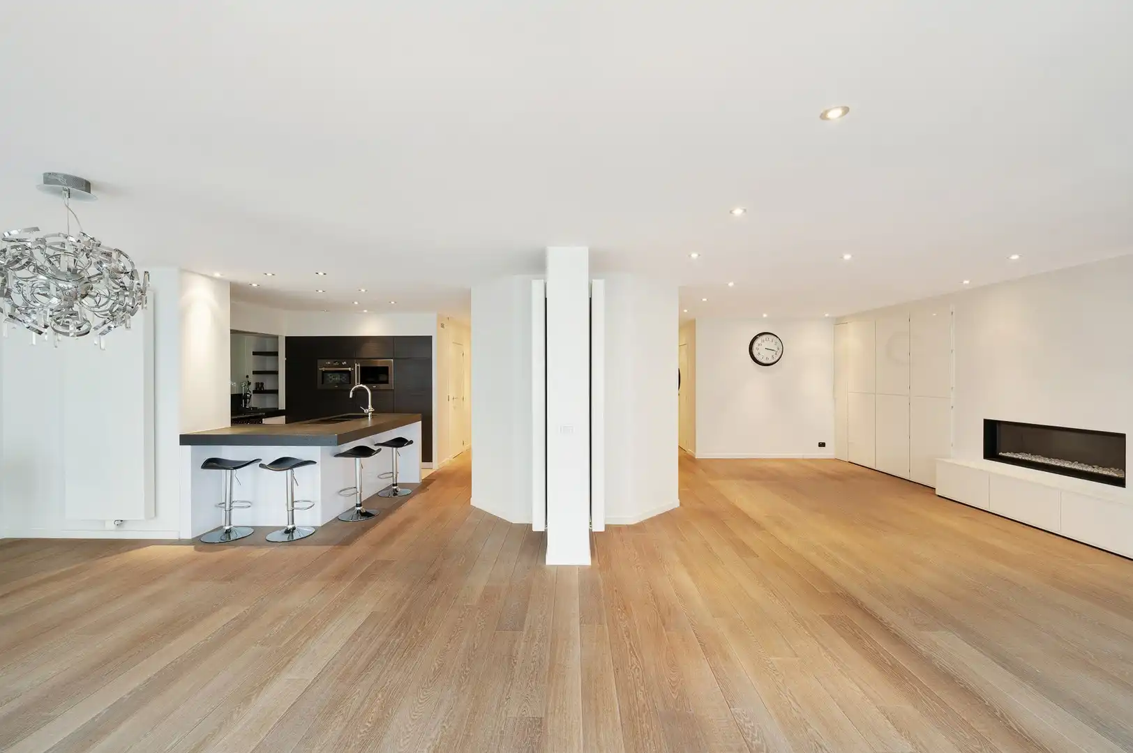 Ruim appartement van 163m² met 11 m² façade in de Dumortierlaan. foto 8